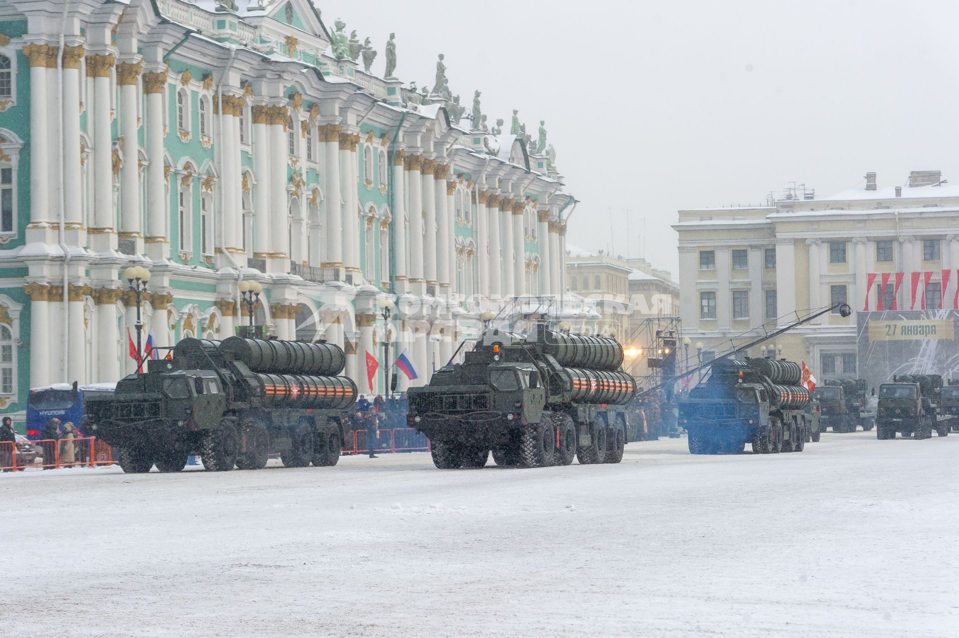 Санкт-Петербург.   Зенитный ракетный комплекс С-400 `Триумф`  на Дворцовой площади во время военного парада в часть 75-й годовщины полного освобождения Ленинграда от фашистской блокады.