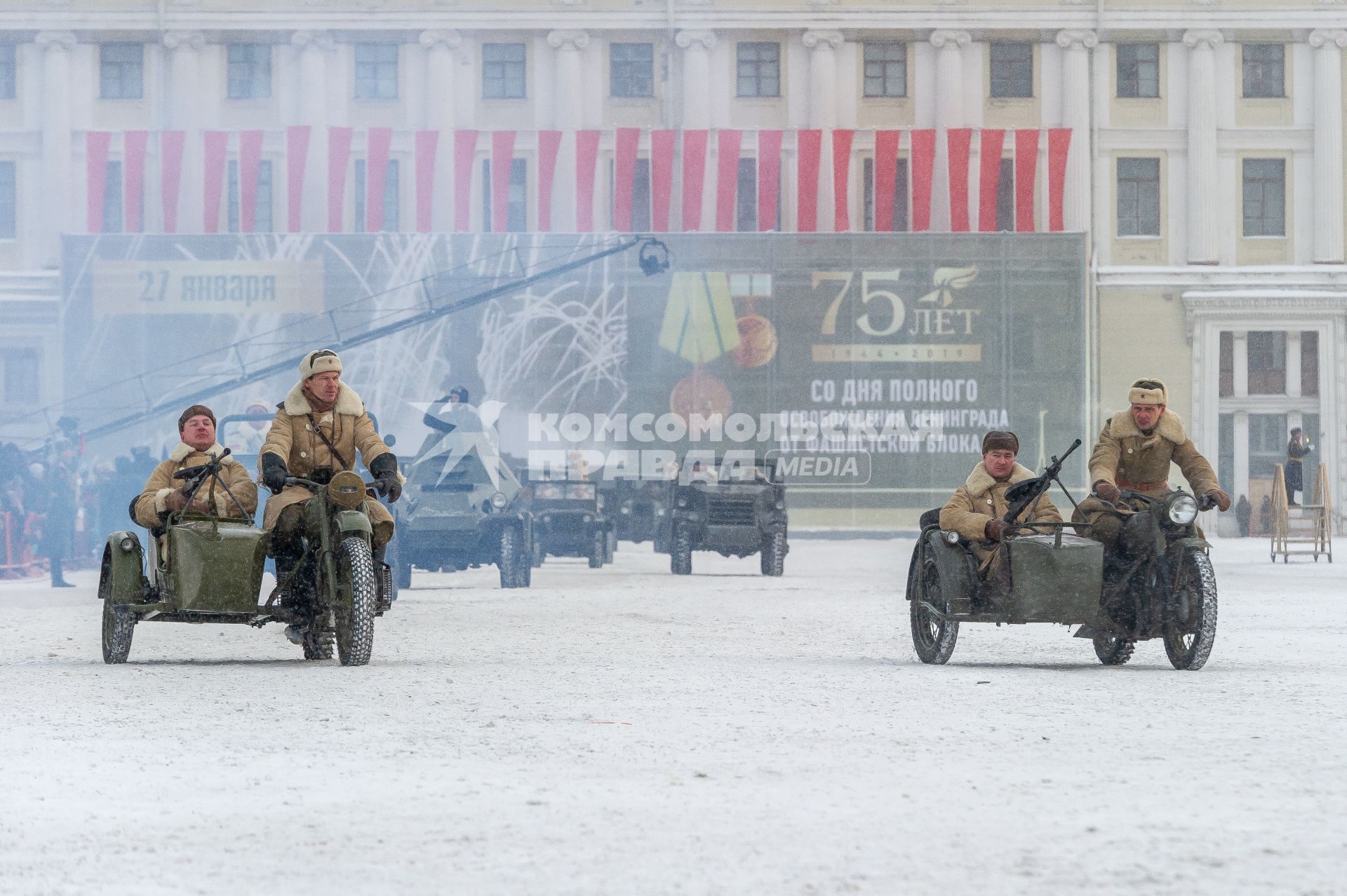 Санкт-Петербург. Военная техника времен ВОВ  на Дворцовой площади во время военного парада в часть 75-й годовщины полного освобождения Ленинграда от фашистской блокады.