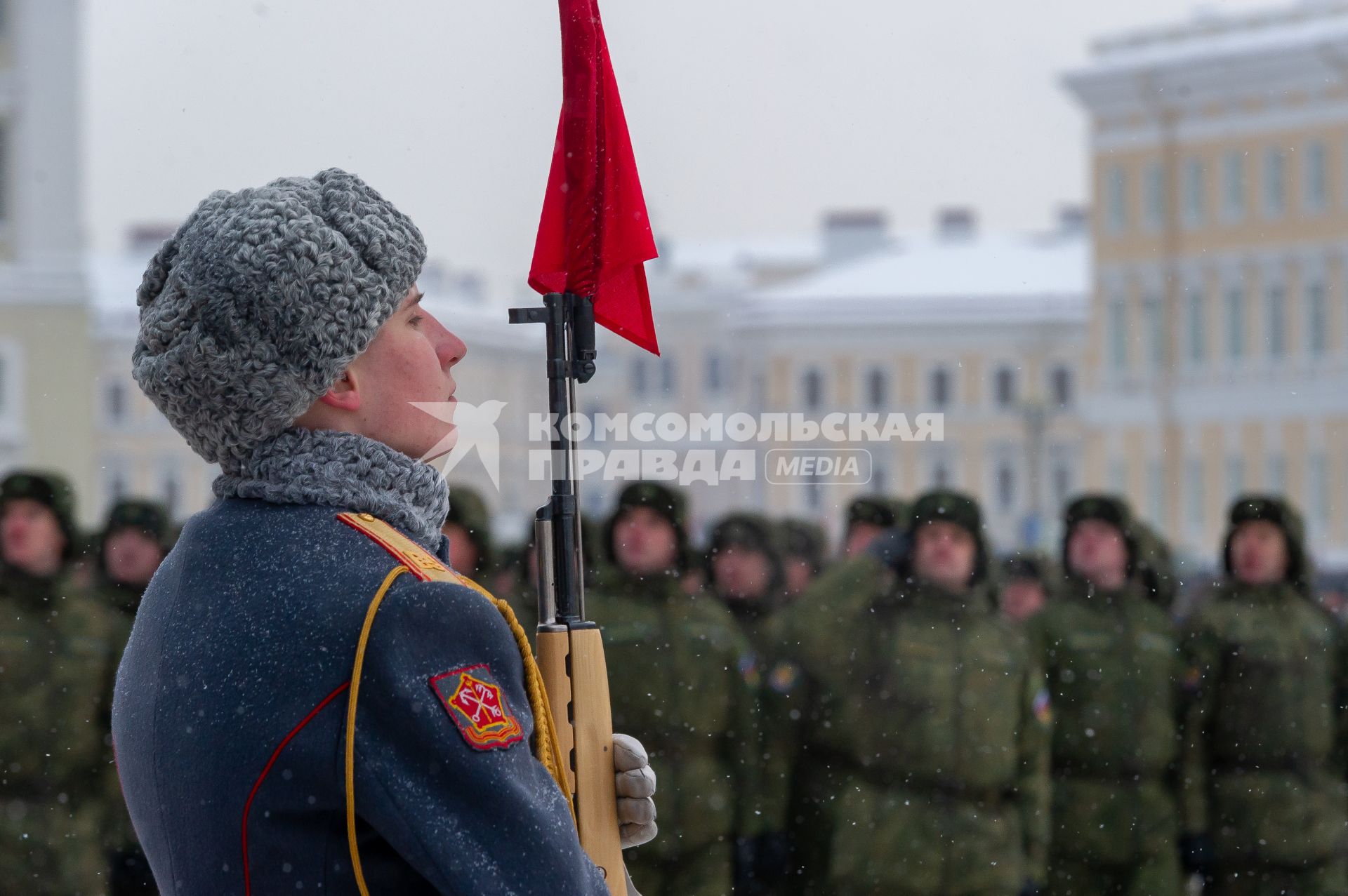 Санкт-Петербург.  Военнослужащие на Дворцовой площади во время военного парада в часть 75-й годовщины полного освобождения Ленинграда от фашистской блокады.