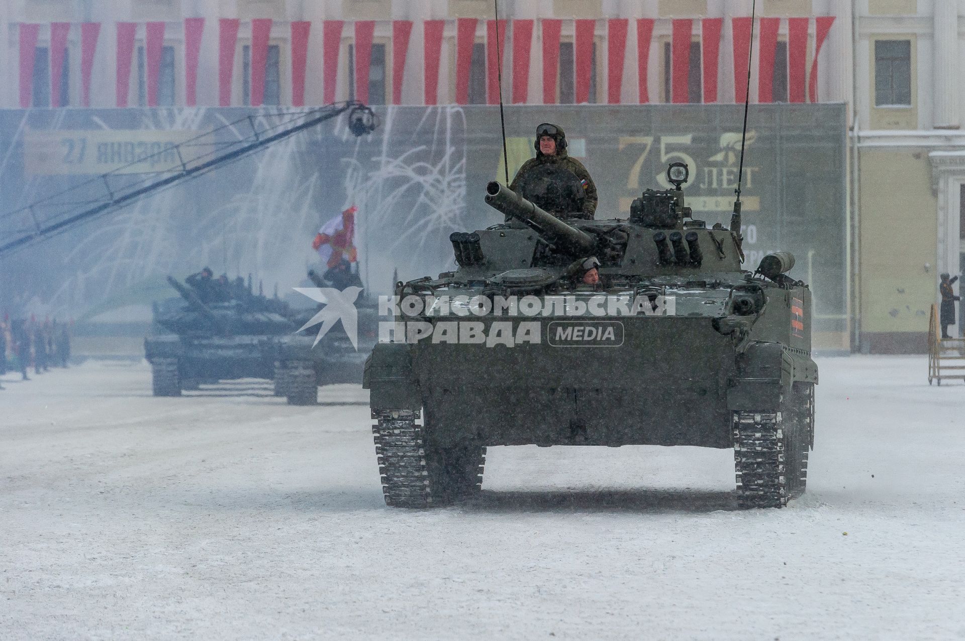 Санкт-Петербург. Боевая машина пехоты БМП-3  на Дворцовой площади во время военного парада в часть 75-й годовщины полного освобождения Ленинграда от фашистской блокады.