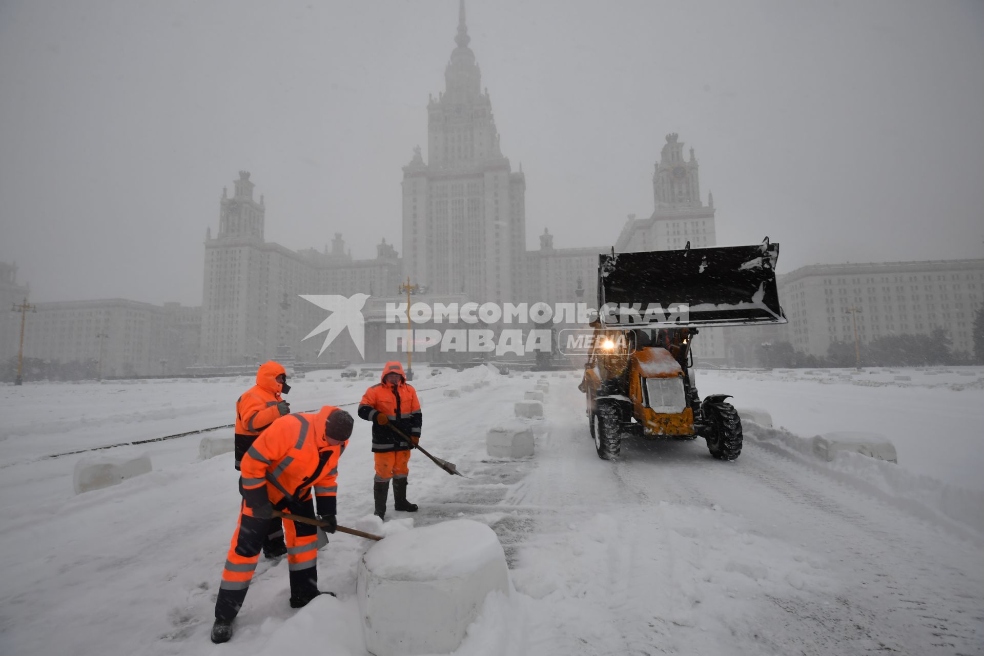 Москва. Работники коммунальных служб убирают снег у здания Московского государственного университета им. М.В. Ломоносова.