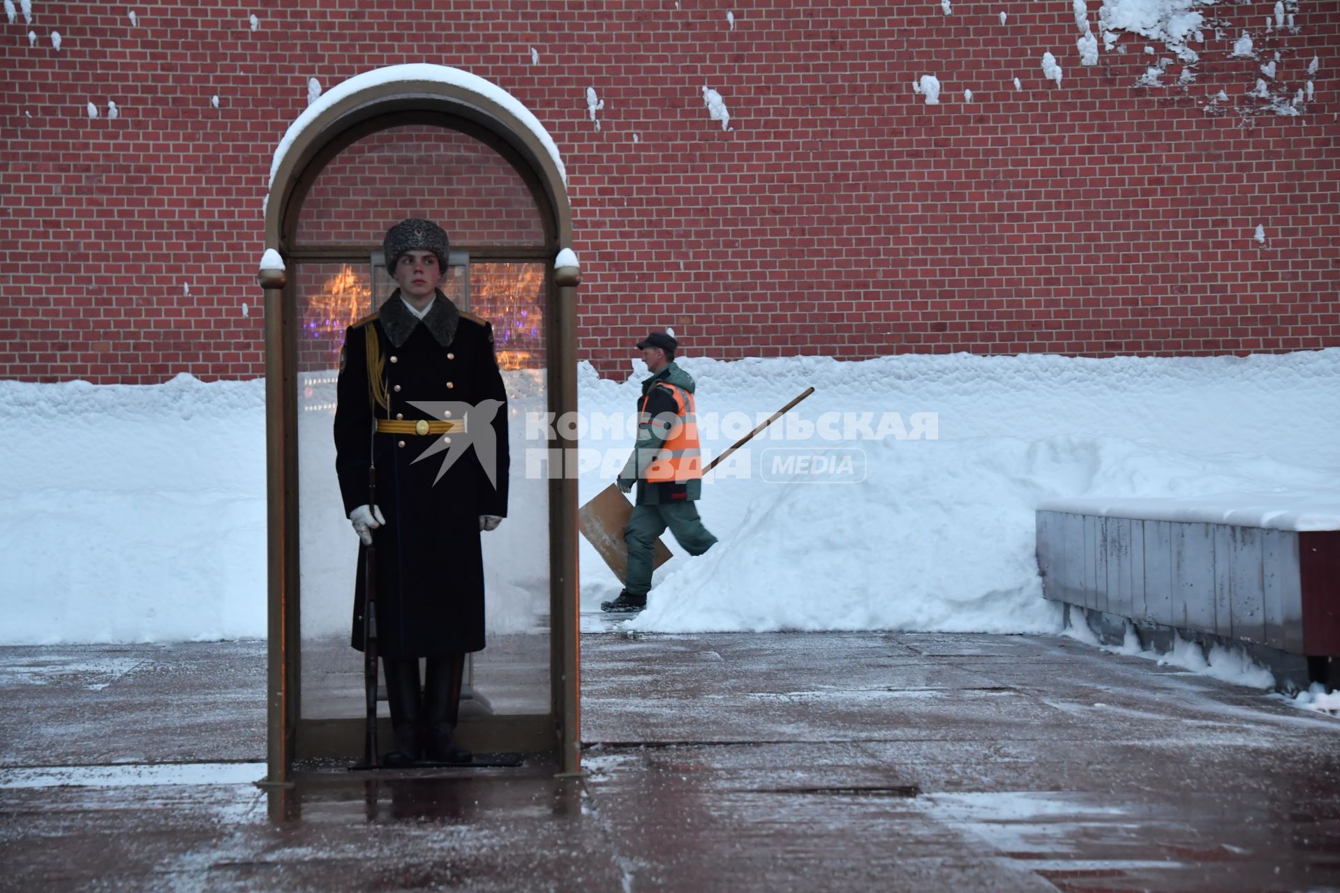 Москва.  Почетный караул у Могилы неизвестного солдата в Александровском саду.