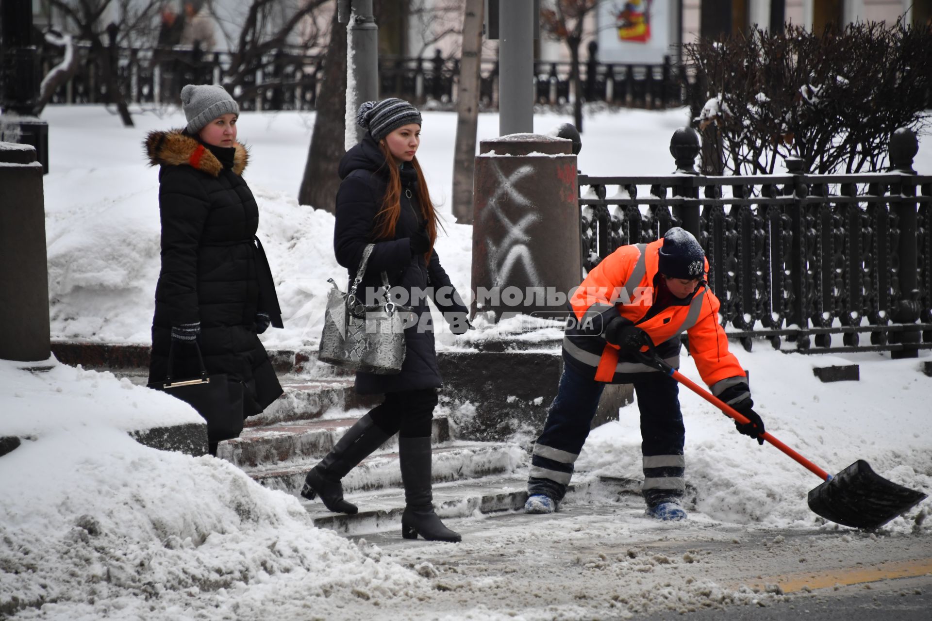 Москва.  Дворник во время уборки снега  на Никитском бульваре.