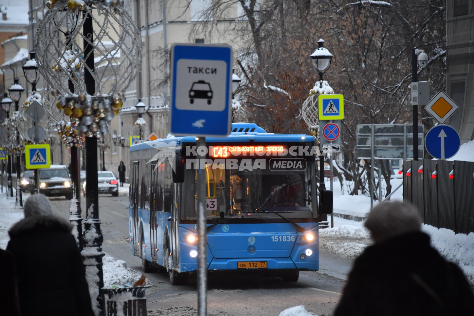 Москва.  Маршрутный автобус  на Малой Никитской улице.