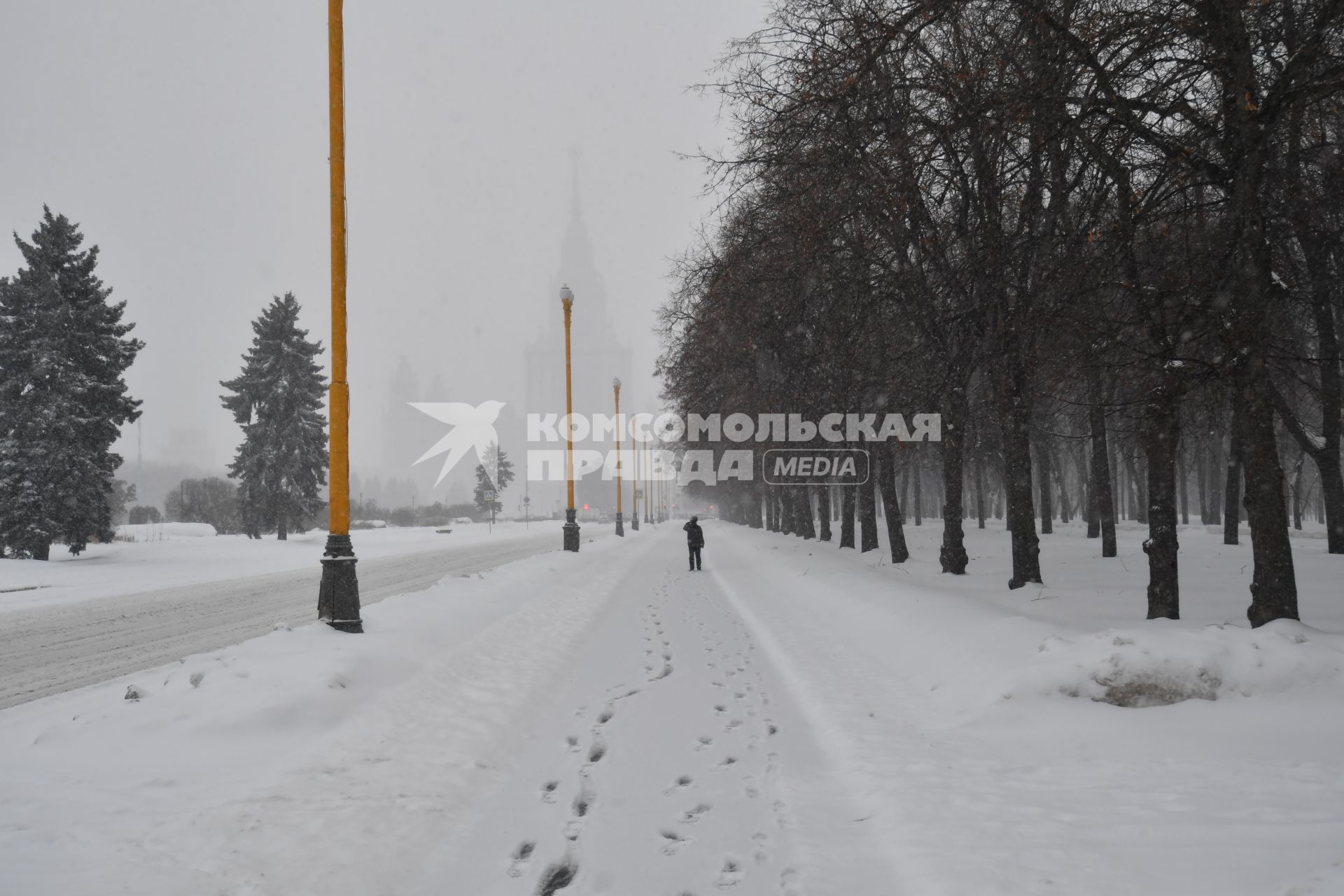 Москва.  Заснеженная тропинка у здания Московского государственного университета им. М.В. Ломоносова  на Воробьевых горах.