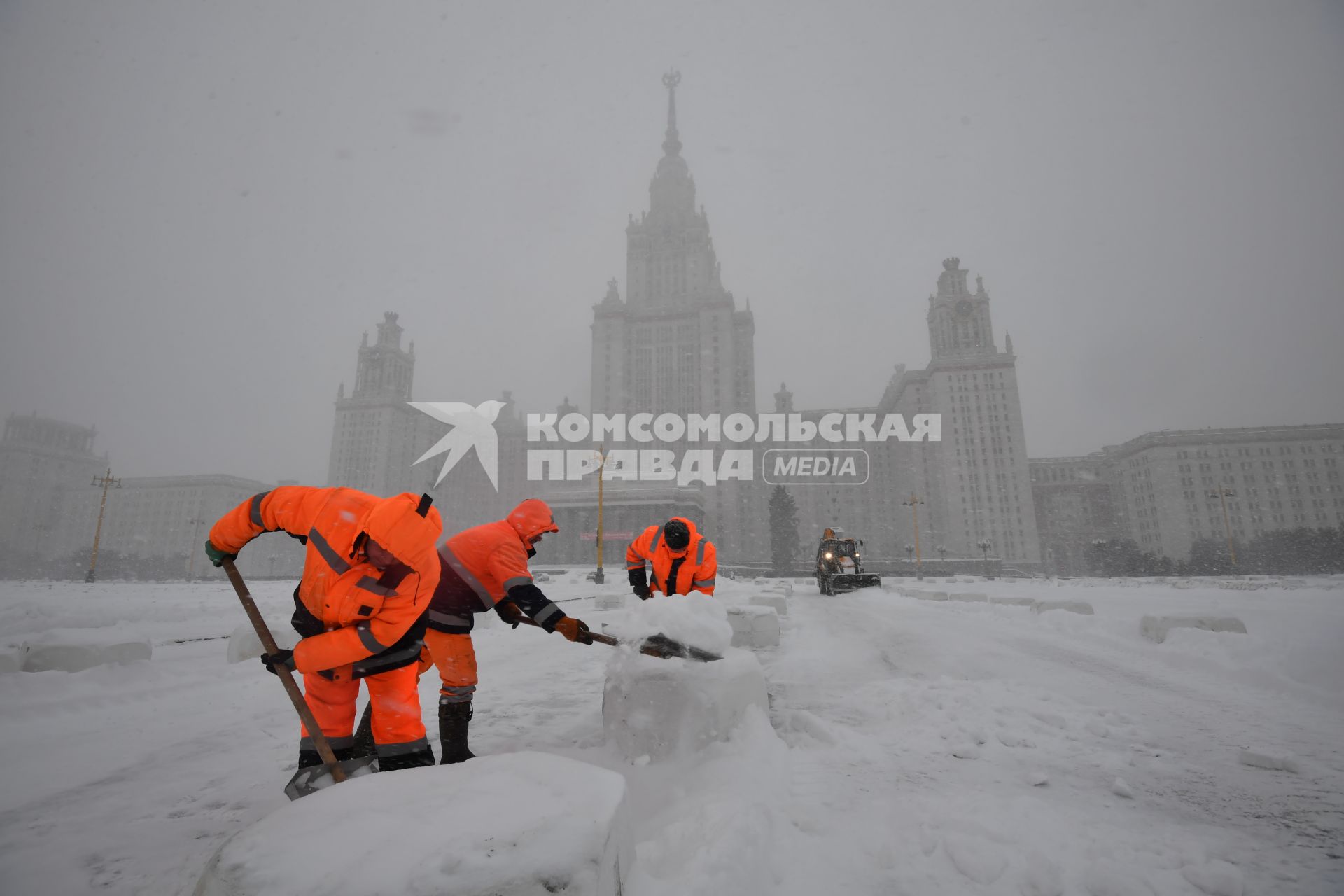 Москва. Работники коммунальных служб убирают снег у здания Московского государственного университета им. М.В. Ломоносова.