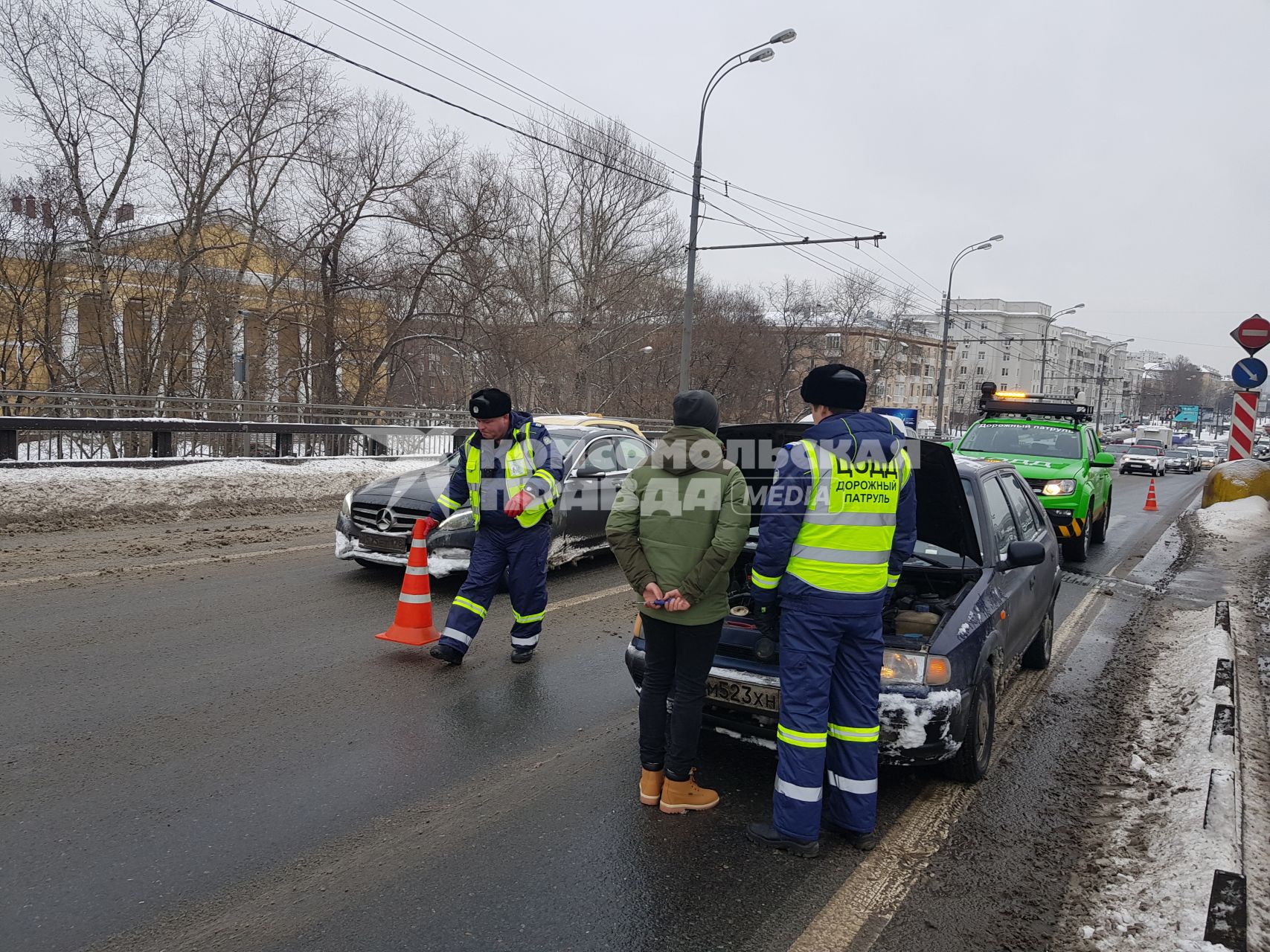 Москва. Сотрудник дорожного патруля Центра организации дорожного движения (ЦОДД) общается с водителем автомобиля на одной из улиц города.