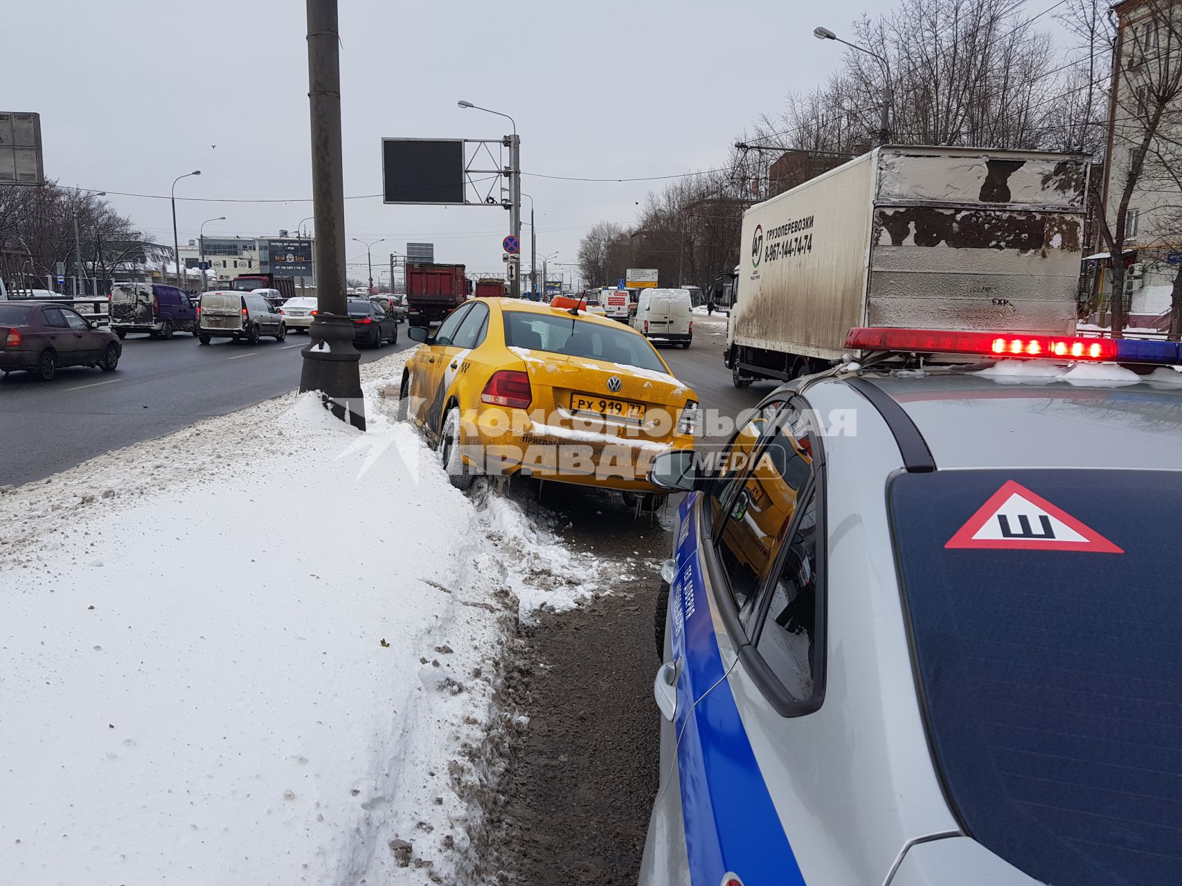 Москва.  ДТП с участием такси на одной из улиц города.