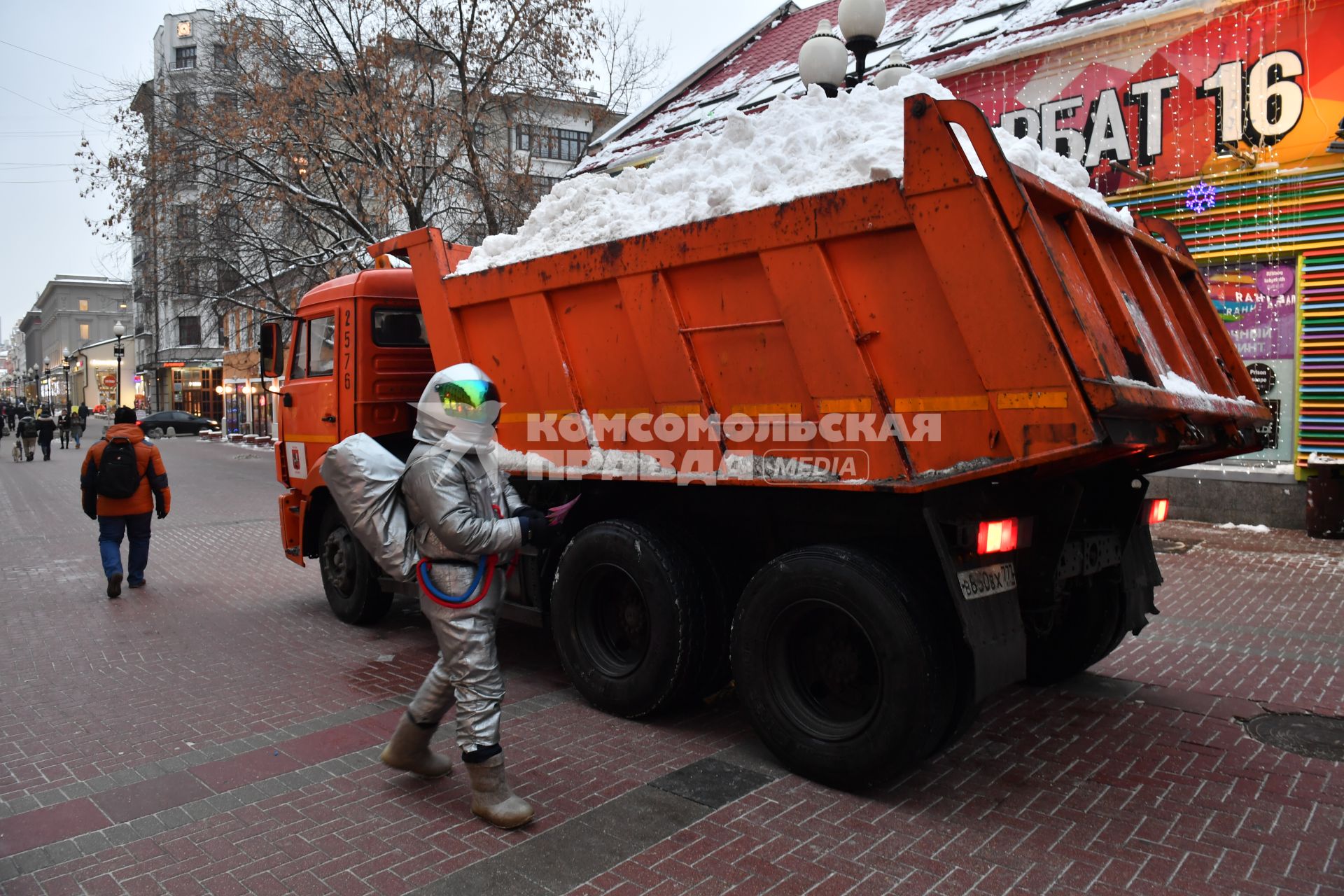 Москва. Вывоз снега с улиц города.