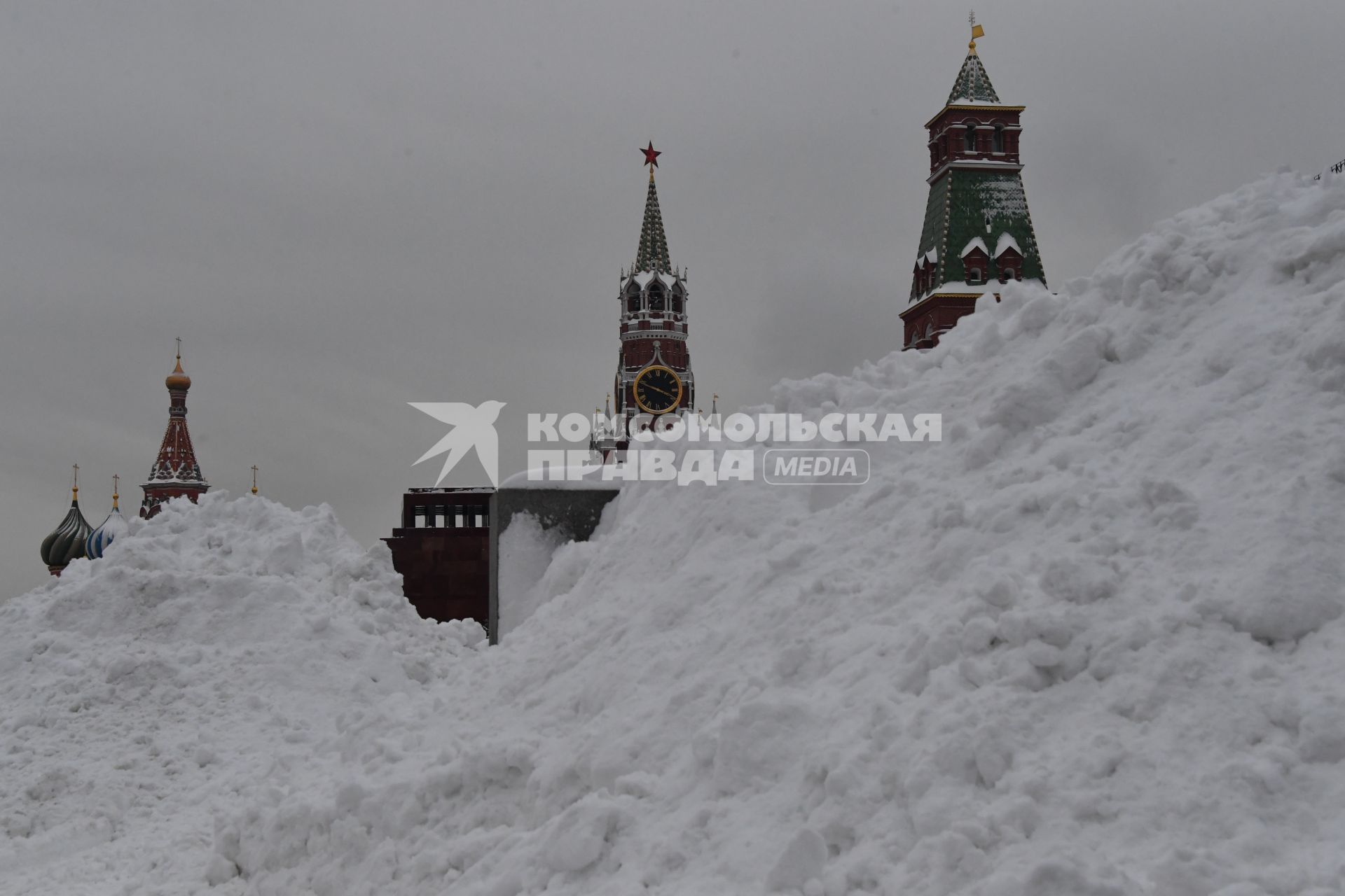 Москва. Сугробы на Красной площади.