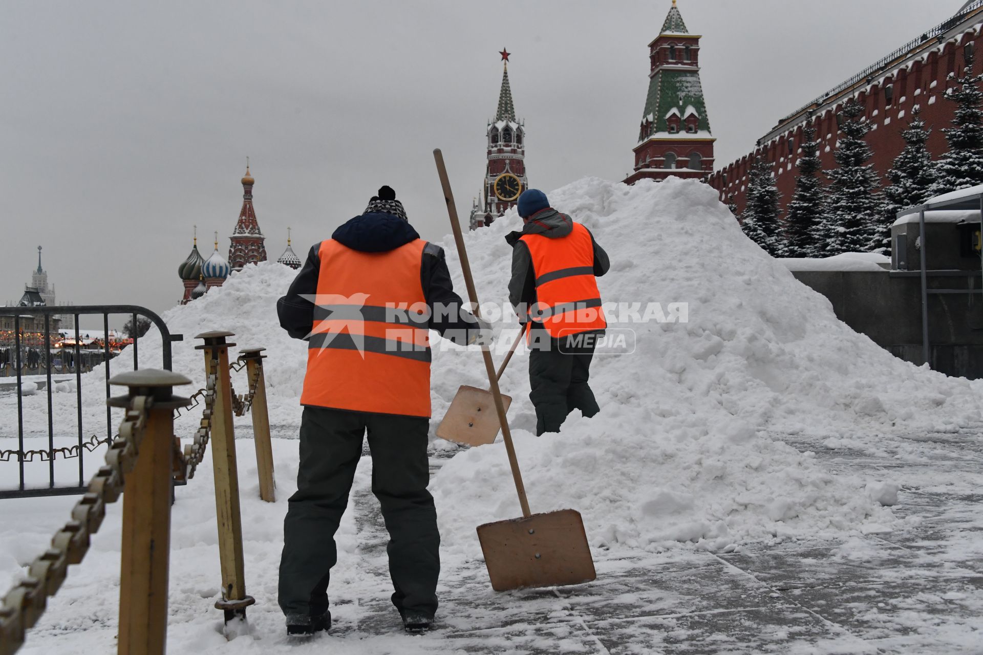 Москва.  Уборка снега на Красной площади.