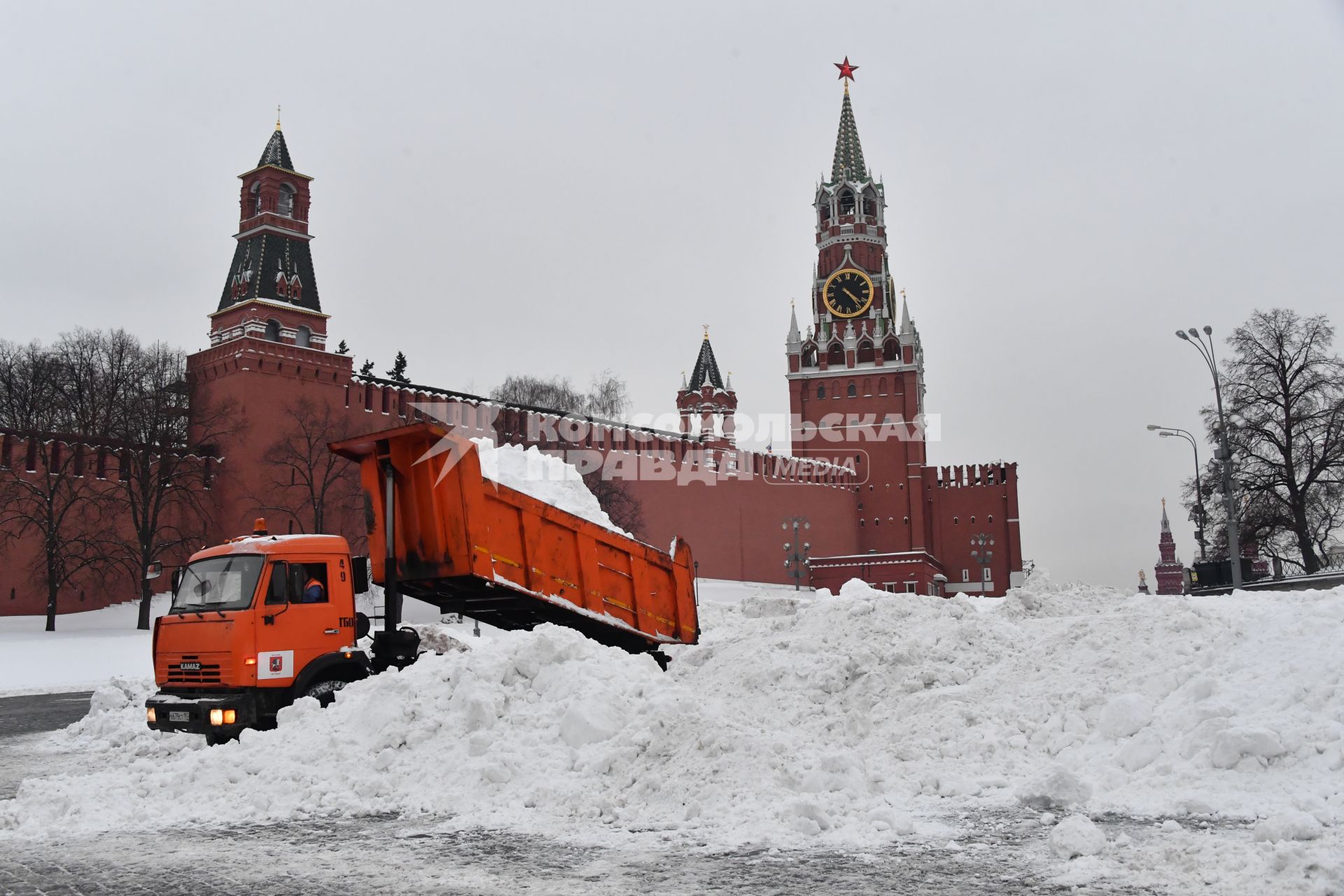 Москва.  Уборка снега на Красной площади.