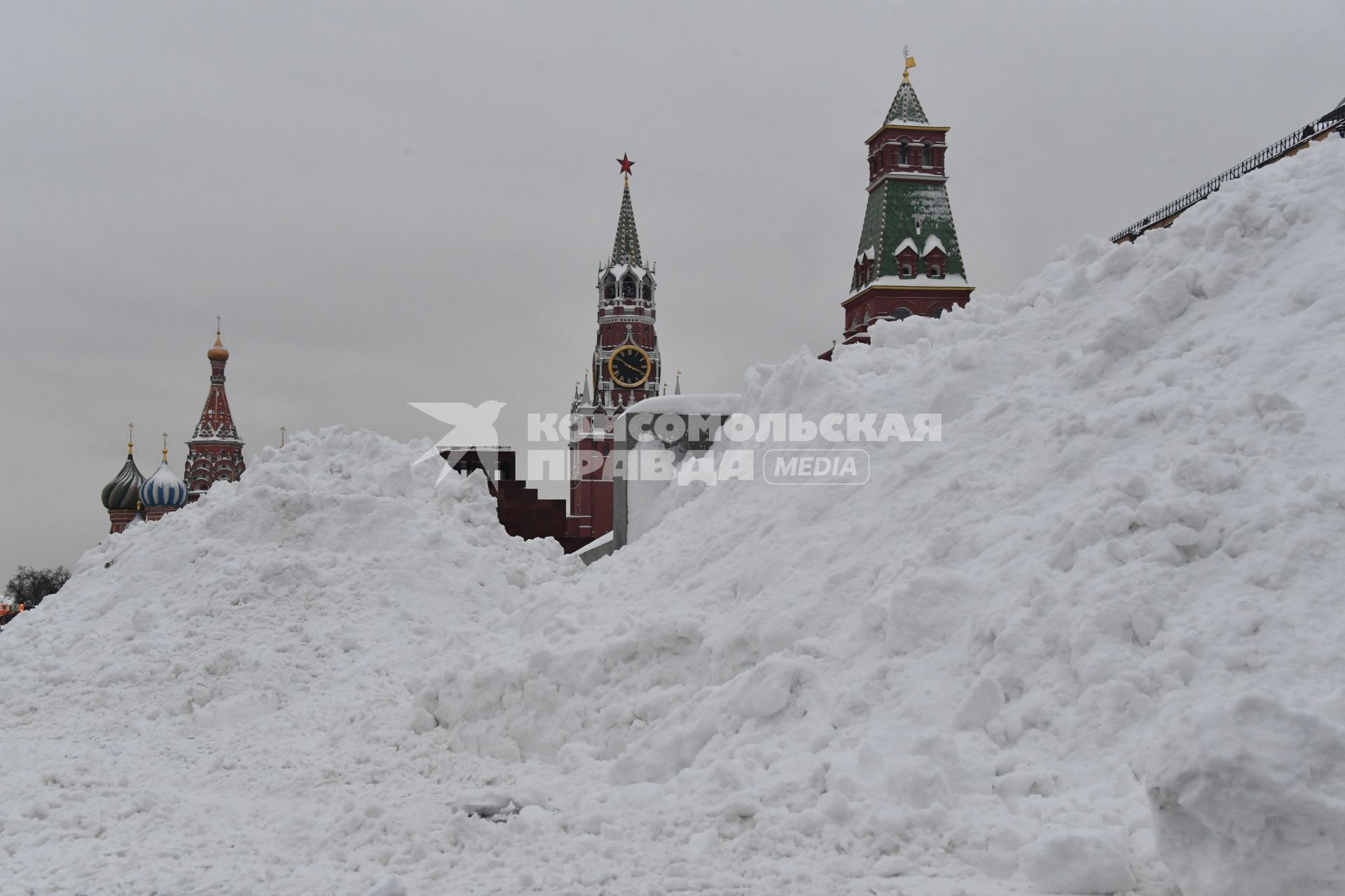 Москва. Сугробы на Красной площади.