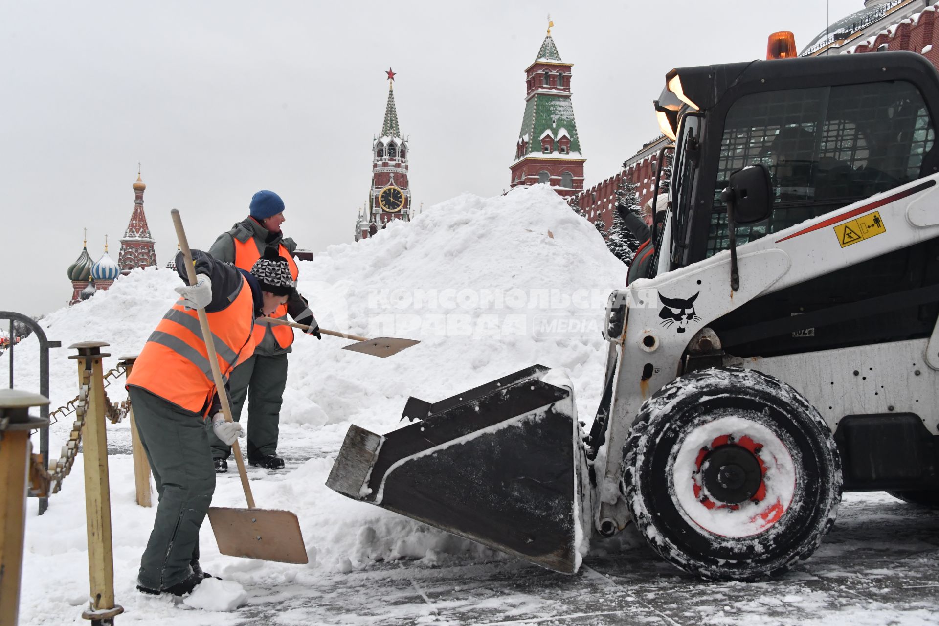 Москва.  Уборка снега на Красной площади.