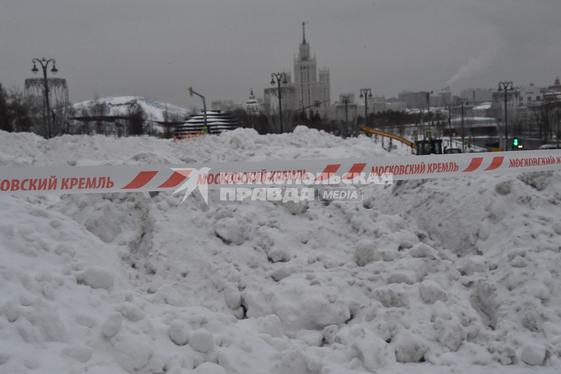 Москва. Сугробы снега  на Москворецкой улице.