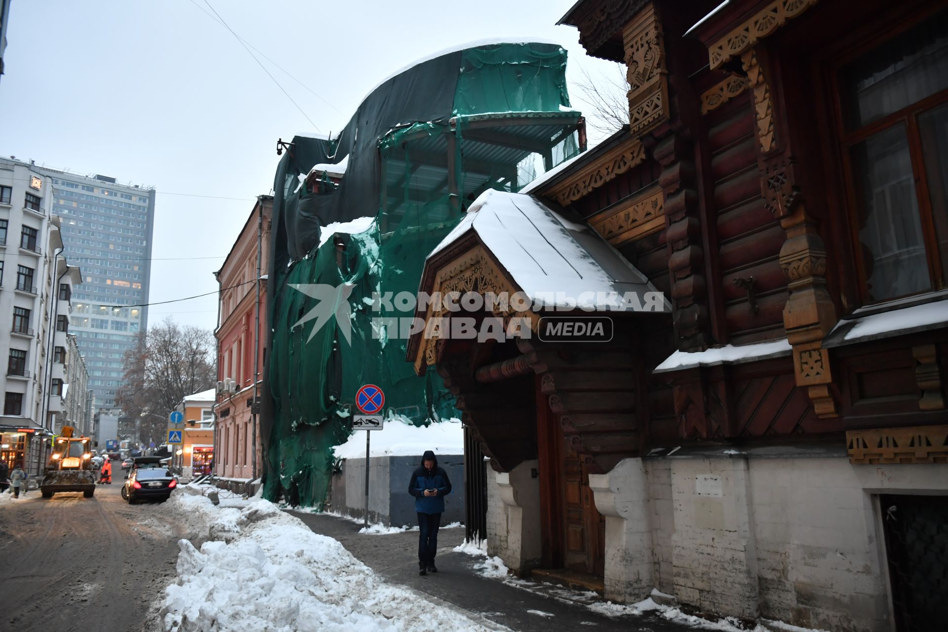 Москва.  Дом Пороховщикова (справа) в Староконюшенном переулке.