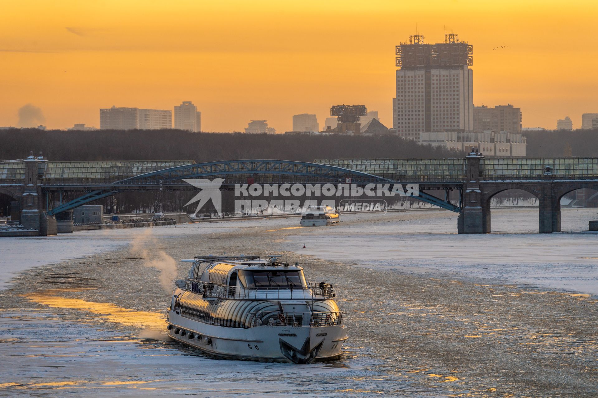 Москва.  Вид на город с Крымского моста.