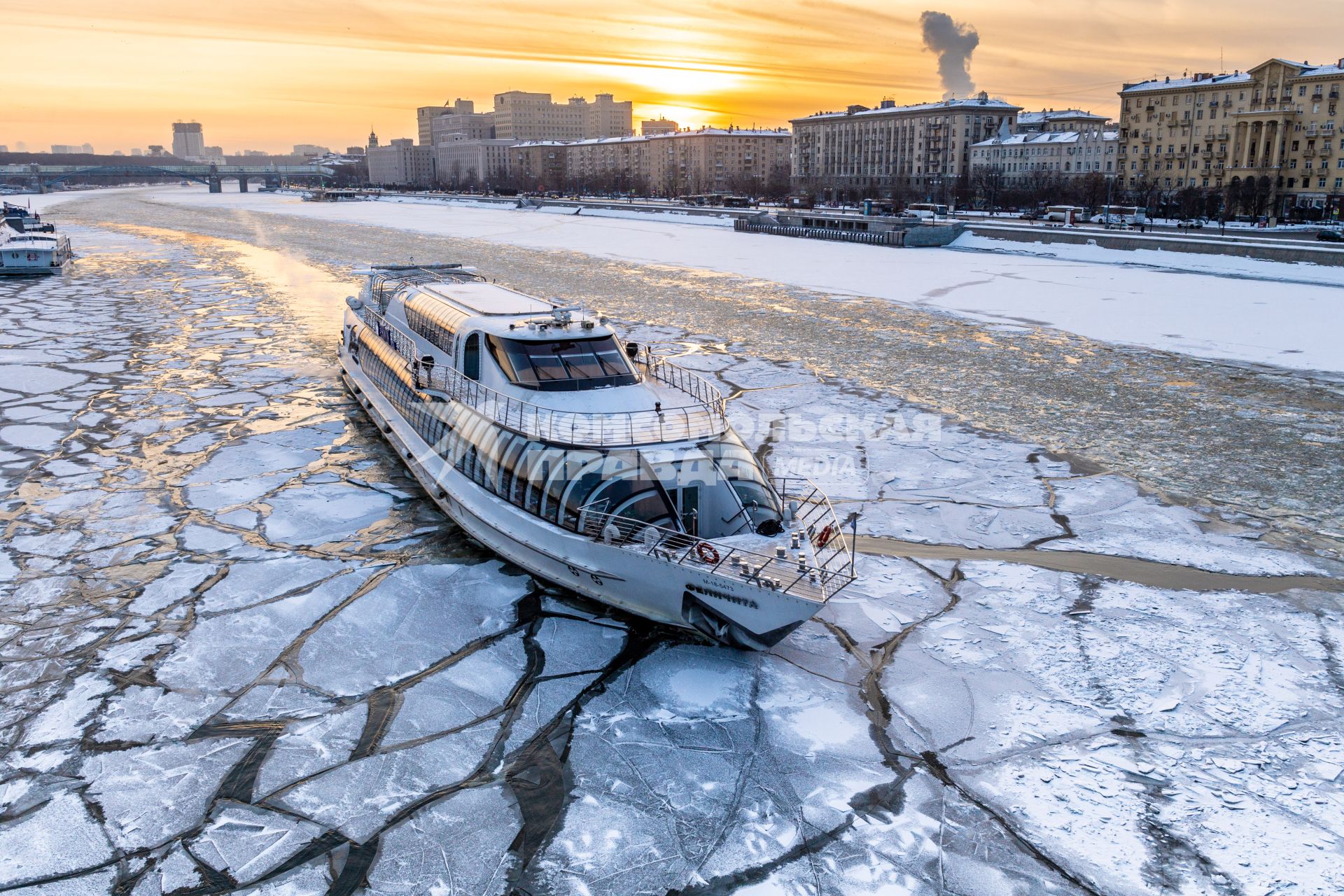 Москва.   Прогулочный теплоход `Феличита` на Москве-реке.
