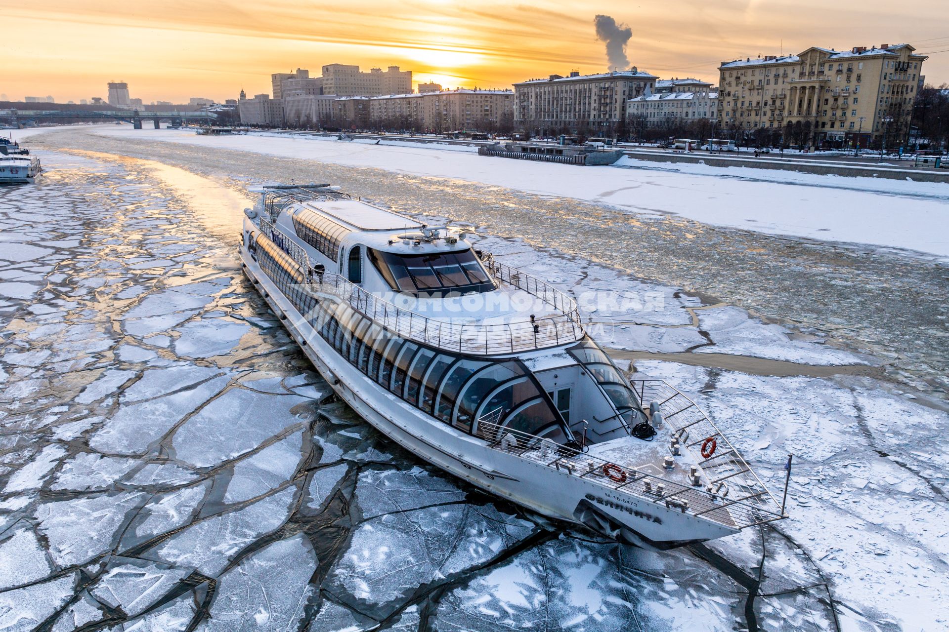 Москва.   Прогулочный теплоход `Феличита` на Москве-реке.