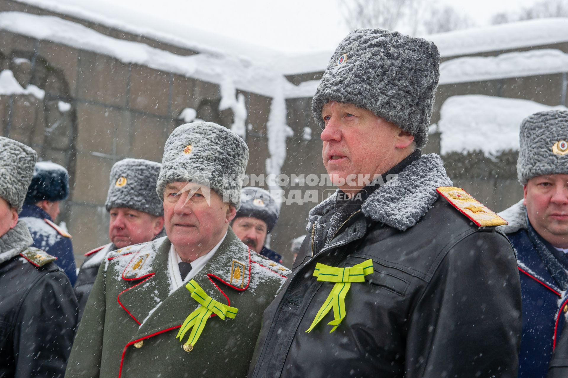 Санкт-Петербург. Председатель СК РФ Александр Бастрыкин ( справа)во время торжественно-траурной церемонии на Пискаревском кладбище   в честь 75-й годовщины полного освобождения Ленинграда от фашистской блокады на Пискаревском кладбище.