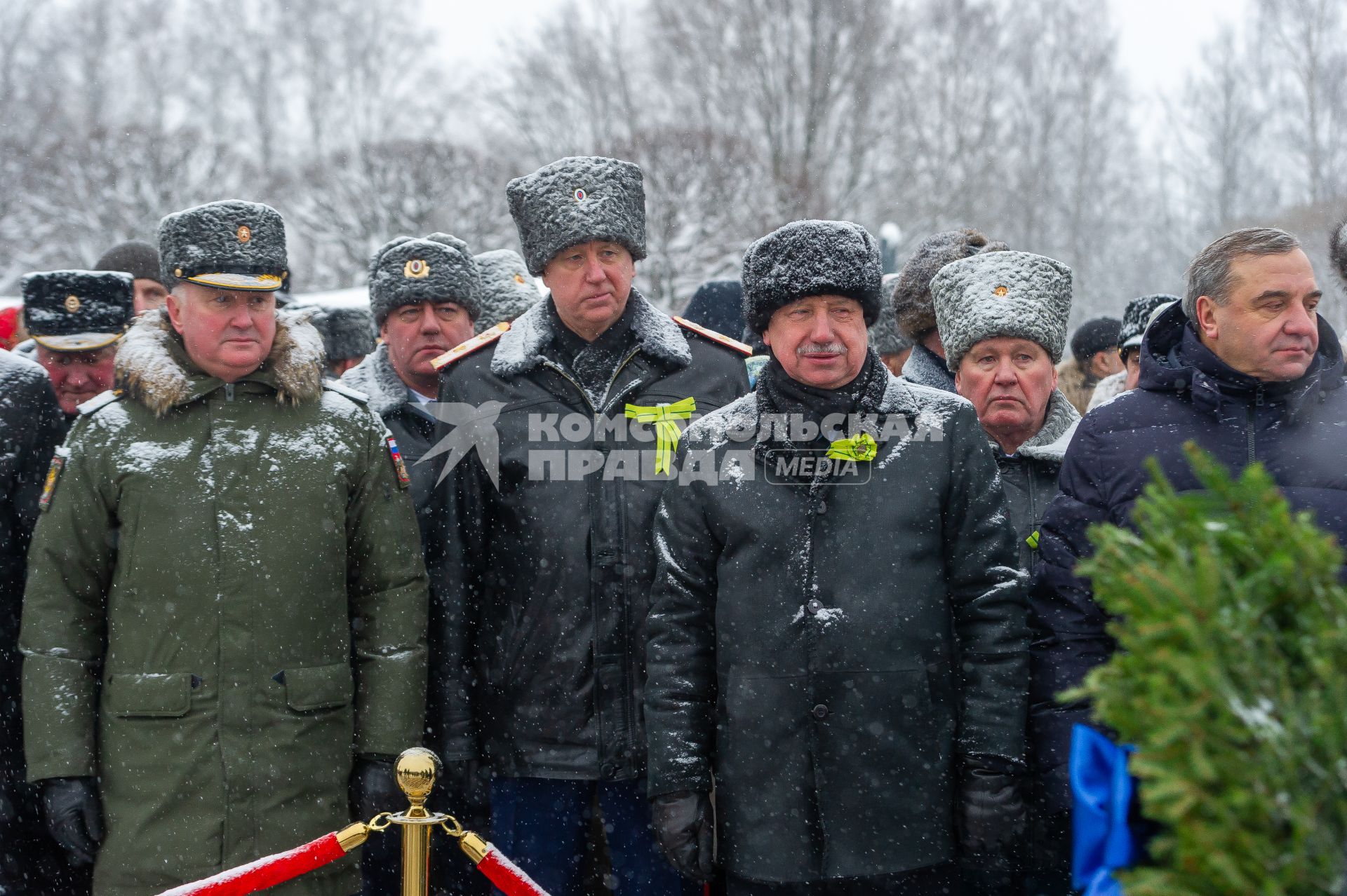 Санкт-Петербург. Председатель СК РФ Александр Бастрыкин (в центре), исполняющий обязанности губернатора Санкт-Петербурга Александр Бегловво  ( справа) во время торжественно-траурной церемонии на Пискаревском кладбище   в честь 75-й годовщины полного освобождения Ленинграда от фашистской блокады на Пискаревском кладбище.