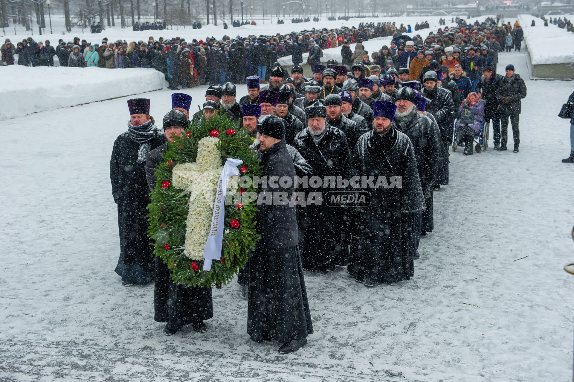 Санкт-Петербург. Во время торжественно-траурной церемонии на Пискаревском кладбище   в честь 75-й годовщины полного освобождения Ленинграда от фашистской блокады на Пискаревском кладбище.