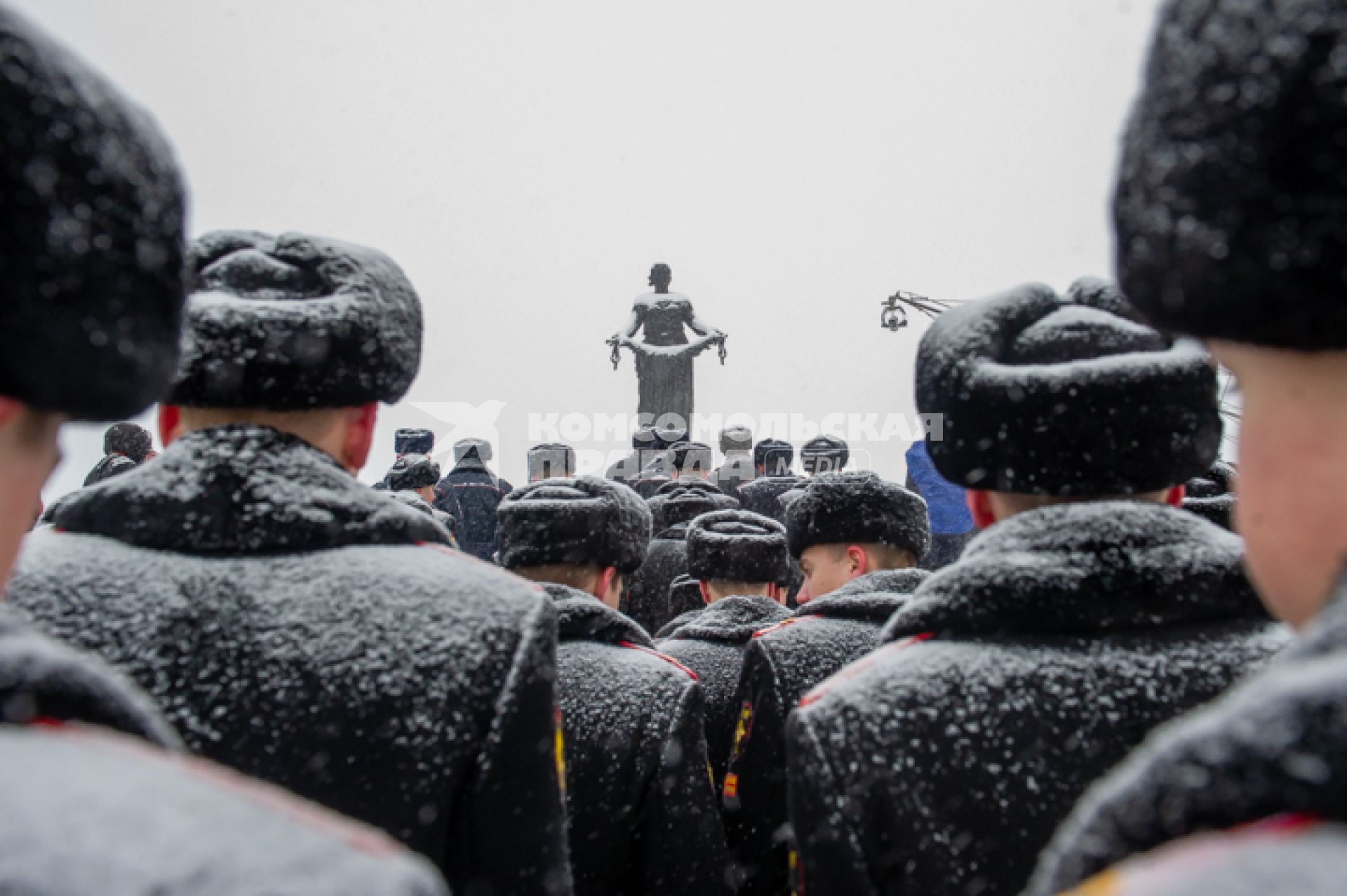 Санкт-Петербург. Во время торжественно-траурной церемонии на Пискаревском кладбище   в честь 75-й годовщины полного освобождения Ленинграда от фашистской блокады на Пискаревском кладбище.