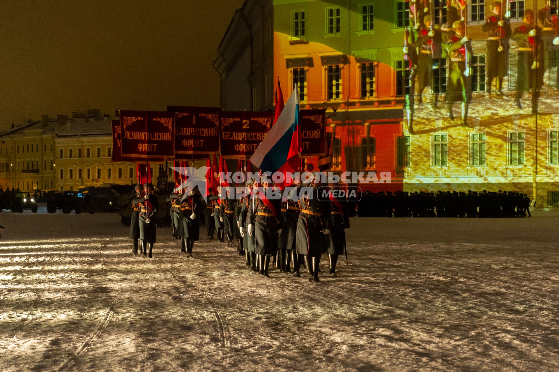 Санкт-Петербург.  Во время  демонстрации мультимедийного проекта `Салют над Ленинградом`  на Дворцовой площади.