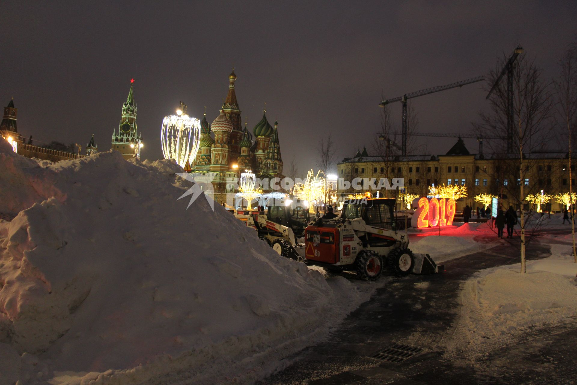 Москва. Снегоуборочная техника на Васильевском спуске.