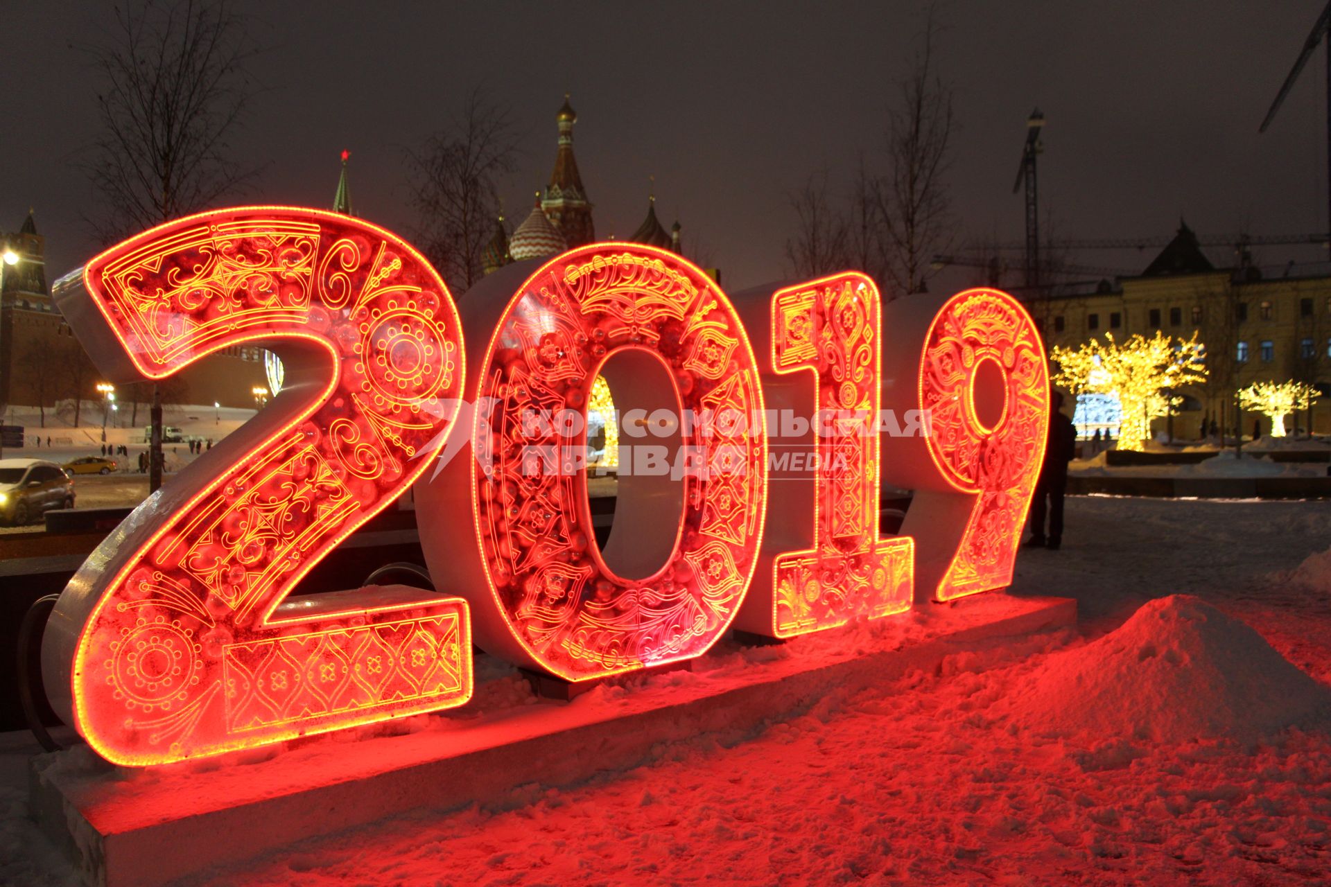 Москва. Цифры 2019 на улице города.