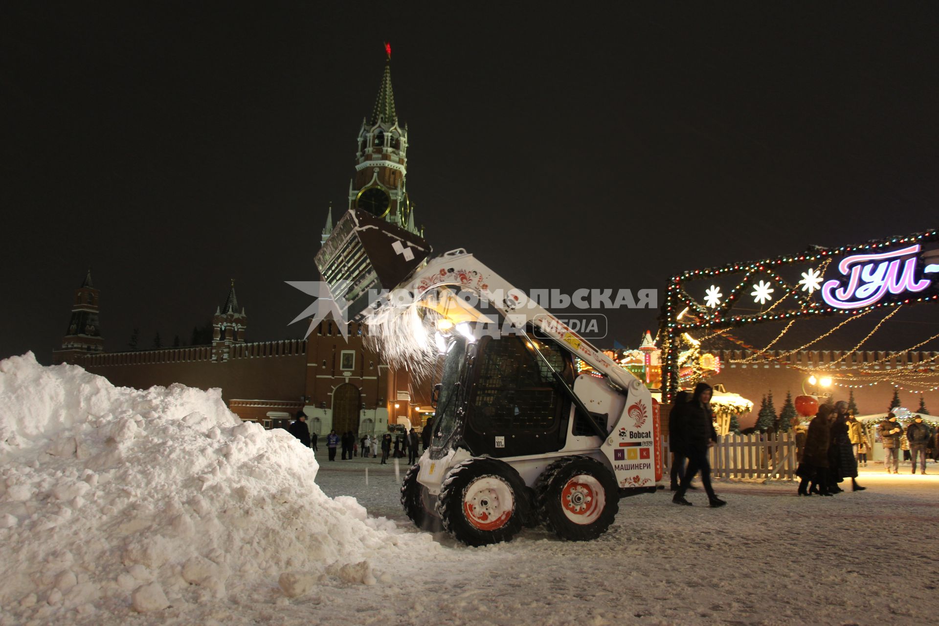 Москва. Снегоуборочная техника на Красной площади.