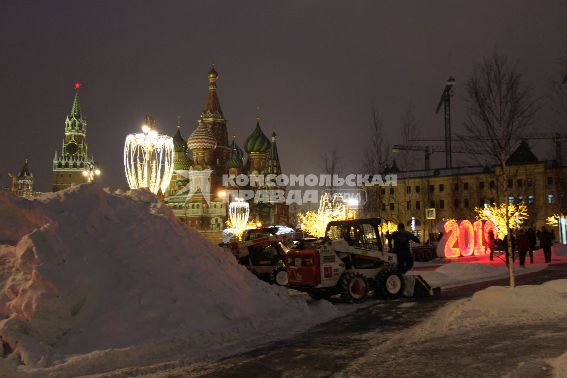 Москва. Снегоуборочная техника на Васильевском спуске.