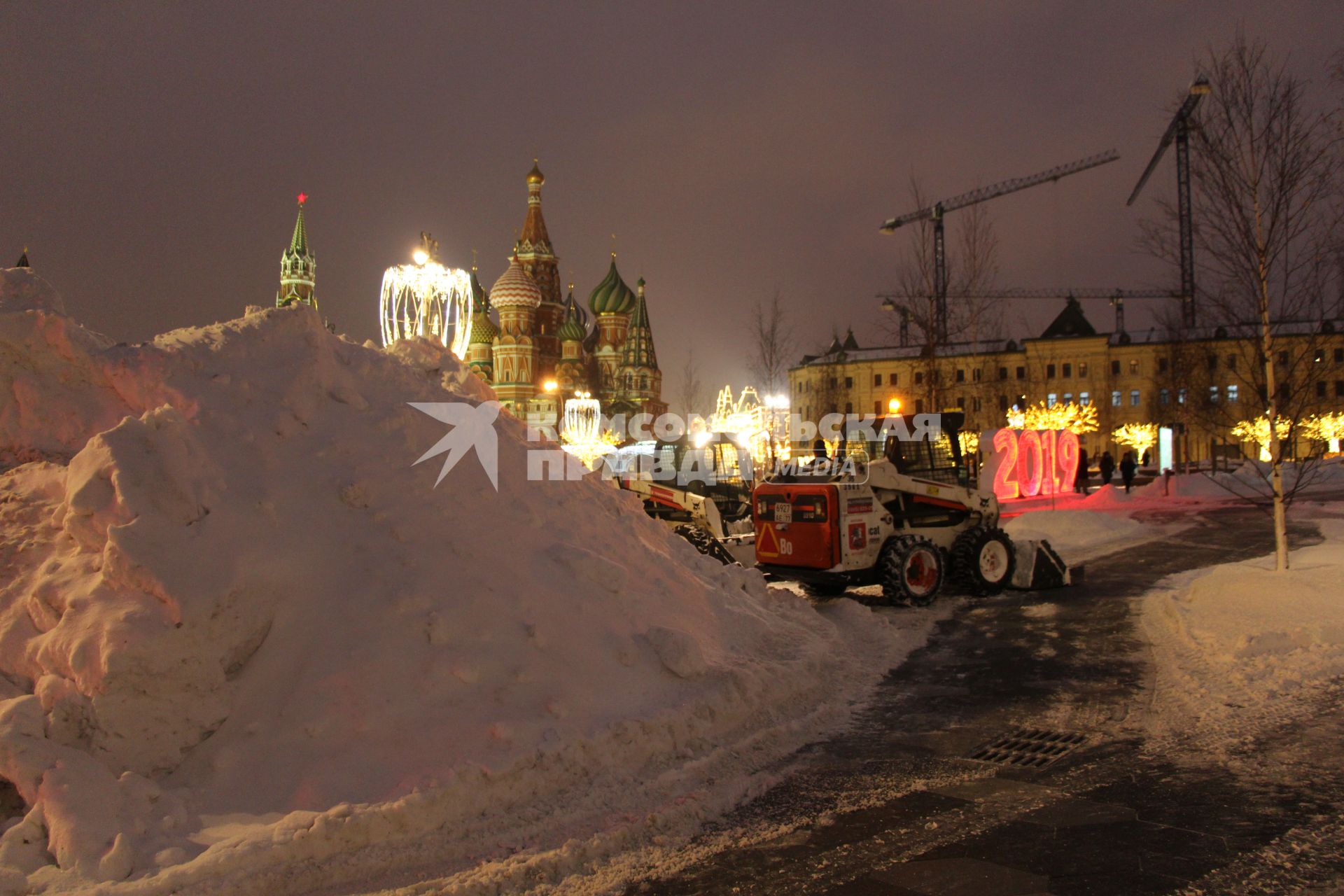 Москва. Снегоуборочная техника на Васильевском спуске.