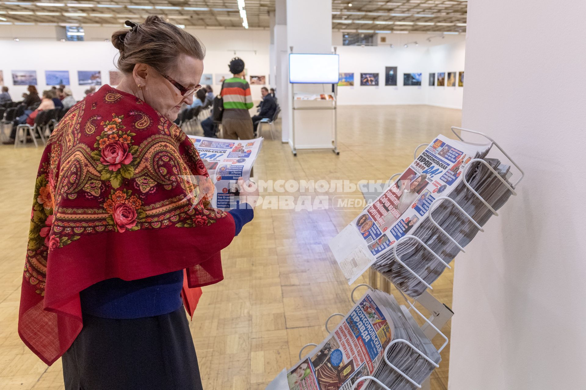 Москва.   Посетители фестиваля природы `Первозданная Россия` в ЦДХ на Крымском Валу.