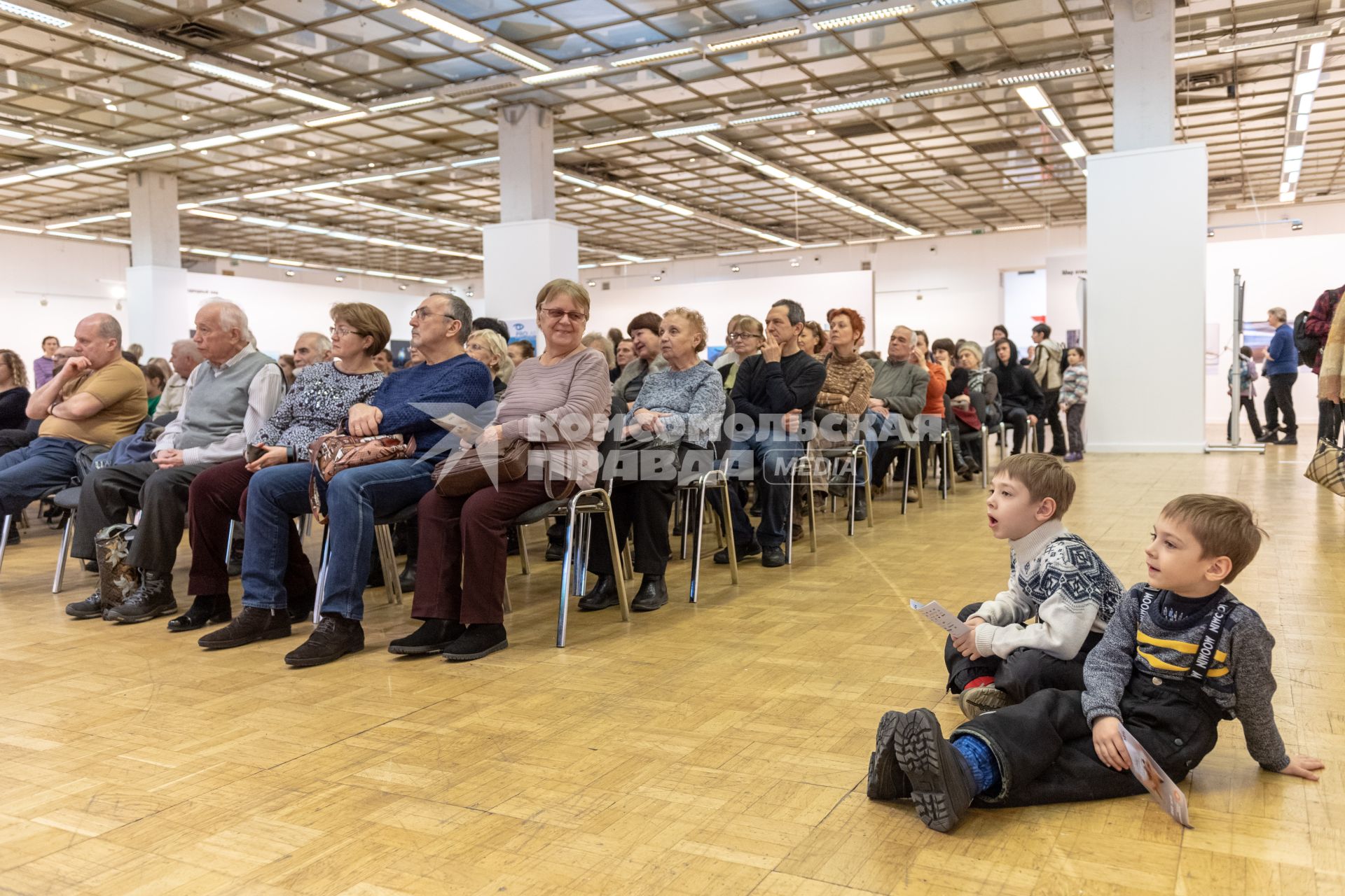 Москва.   Посетители фестиваля природы `Первозданная Россия` в ЦДХ на Крымском Валу.