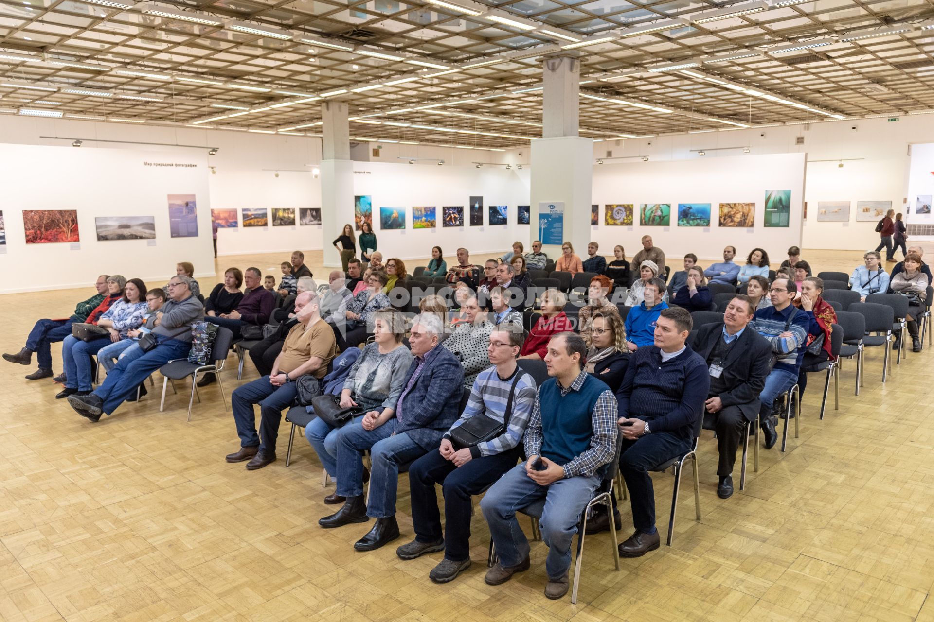 Москва.   Посетители фестиваля природы `Первозданная Россия` в ЦДХ на Крымском Валу.