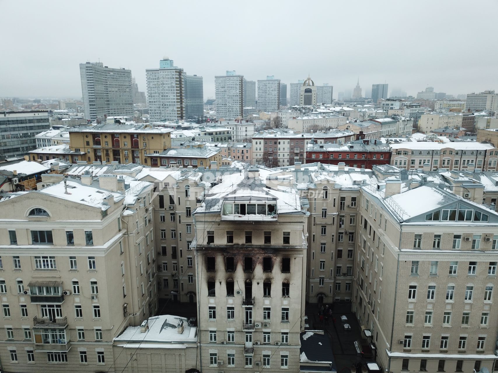 Москва. Жилой дом на Никитском бульваре, где произошел пожар.