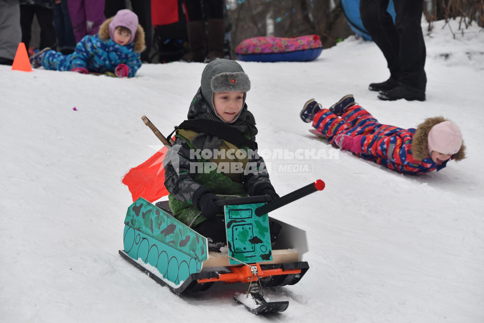 Москва. В парке `Сокольники`прошел фестиваль креативных детских саней  `Battle Саночки`.