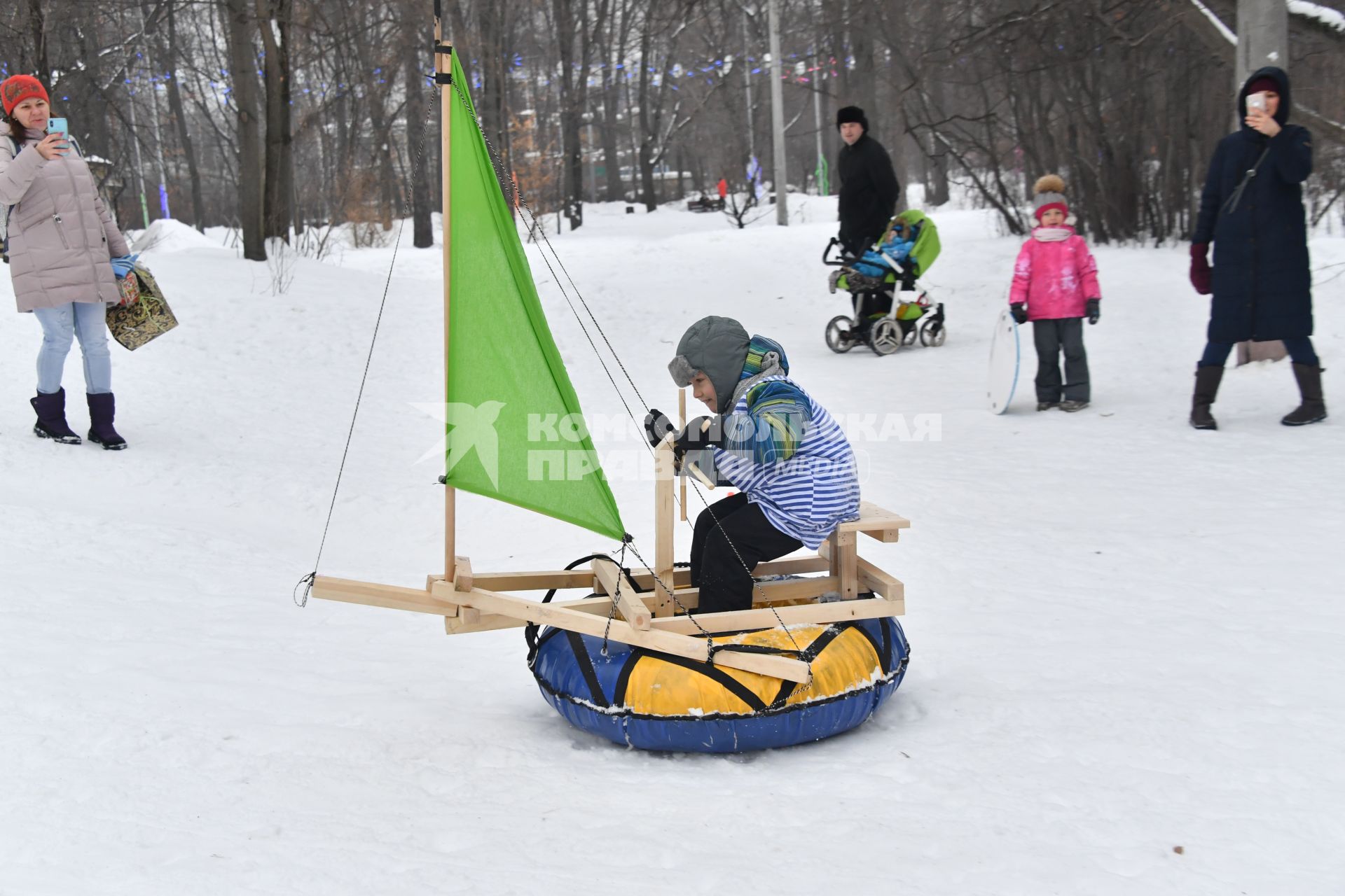 Москва. В парке `Сокольники`прошел фестиваль креативных детских саней  `Battle Саночки`.