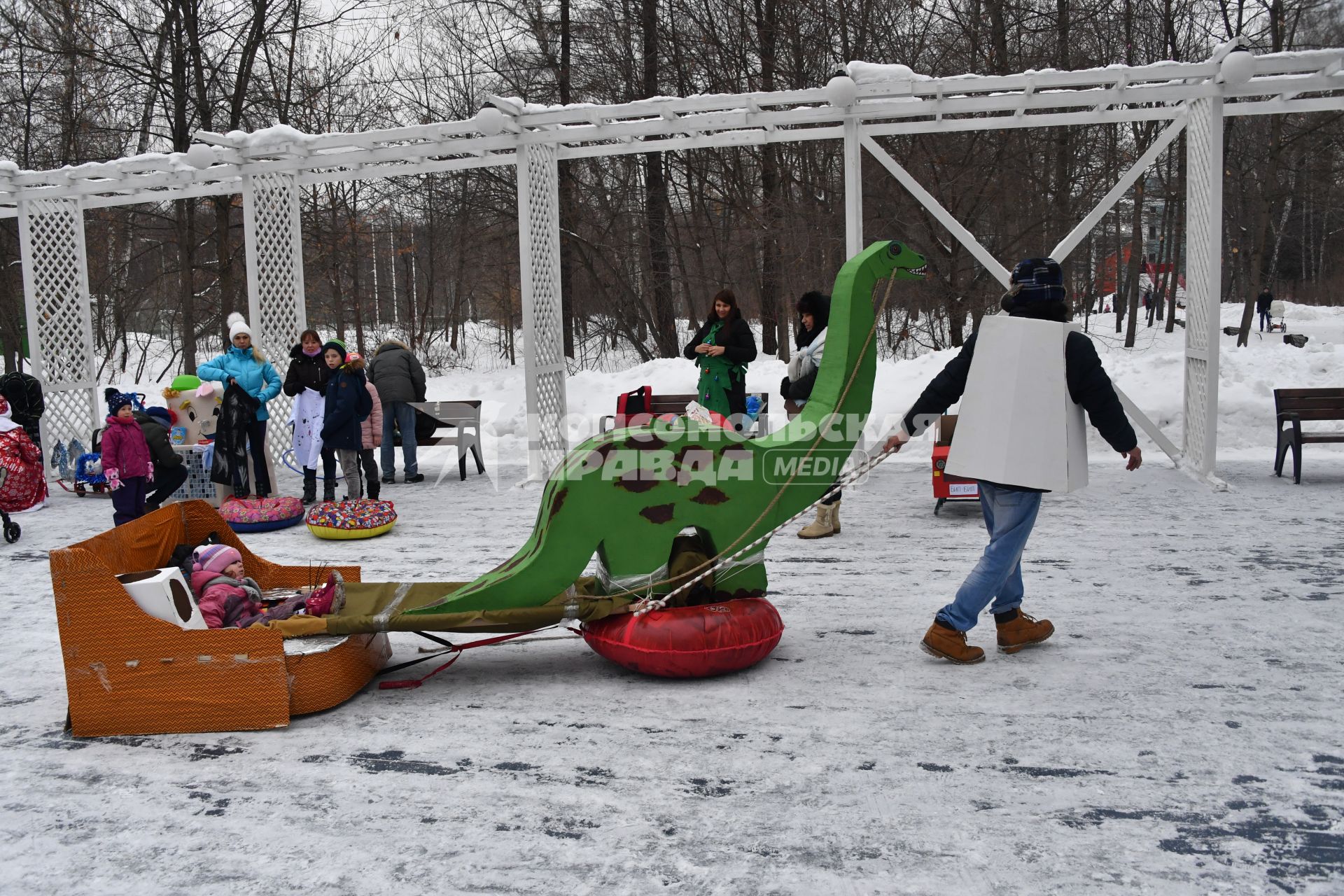 Москва. В парке `Сокольники`прошел фестиваль креативных детских саней  `Battle Саночки`.