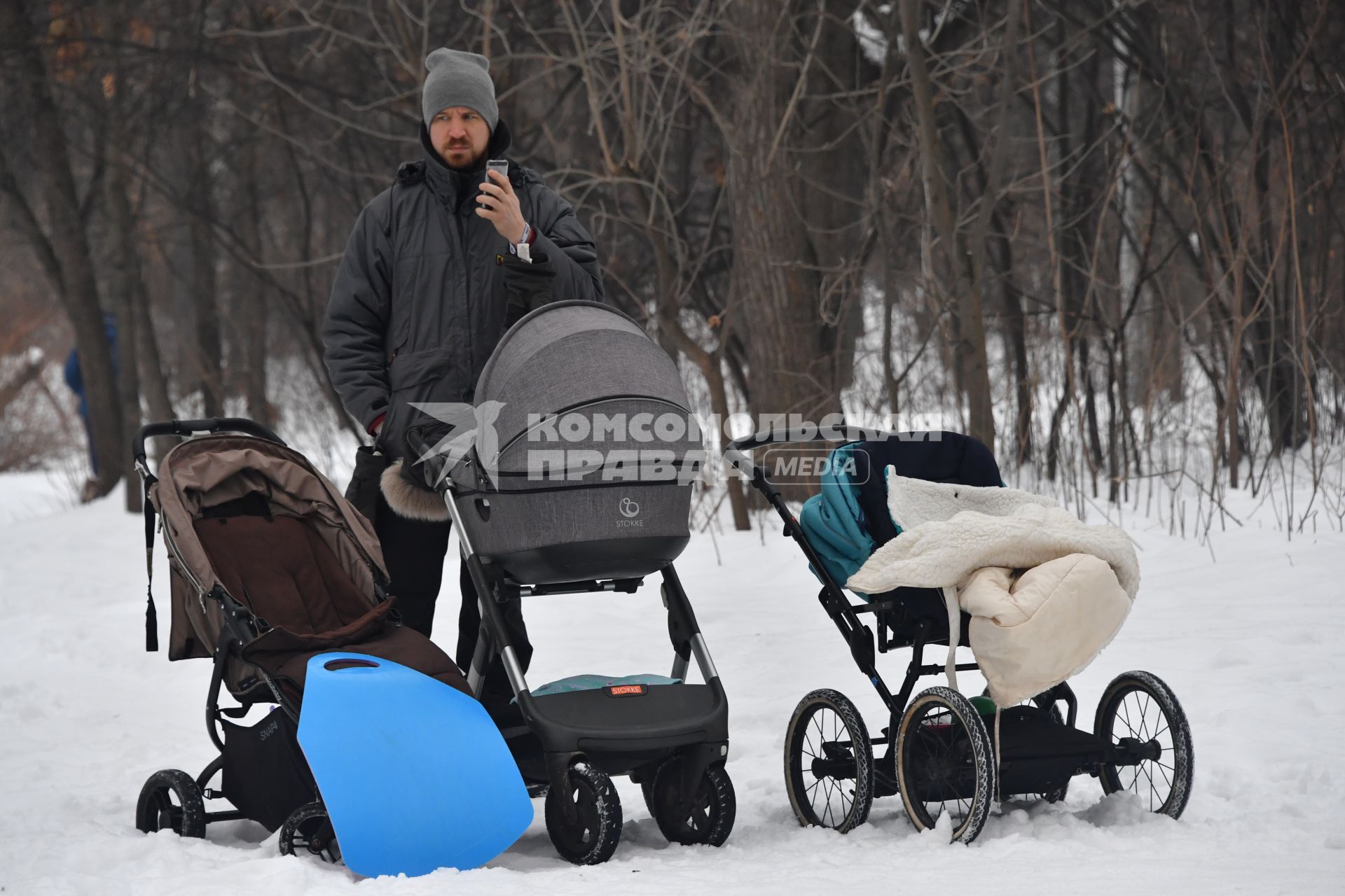 Москва.  Мужчина среди детских колясок.