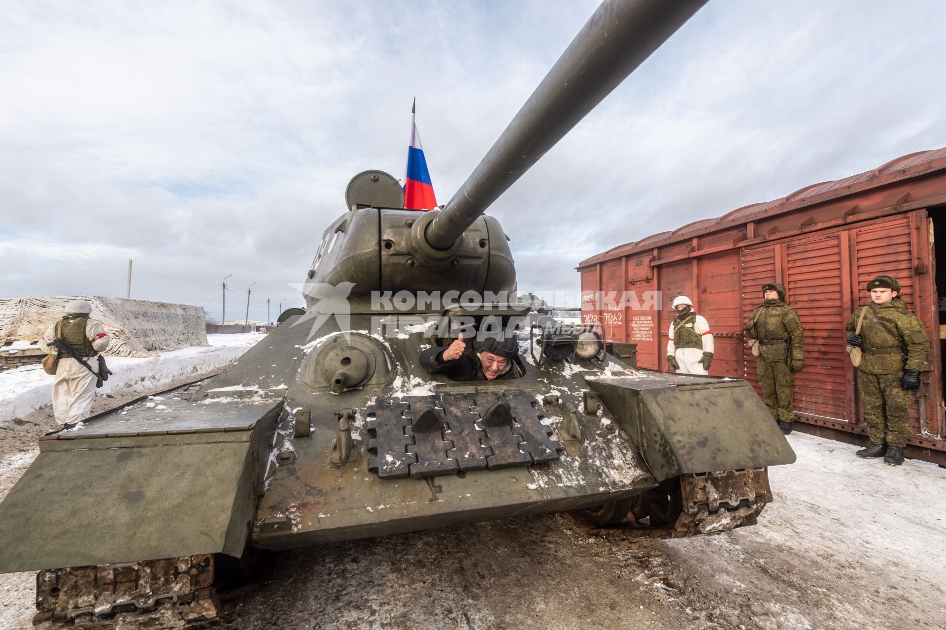 Московская область, Наро-Фоминск.  Военный обозреватель `Комсомольской правды` Виктор Баранец  в одном из танков Т-34 , переданных Министерством обороны Лаосской Народно-Демократической Республики военному ведомству РФ.