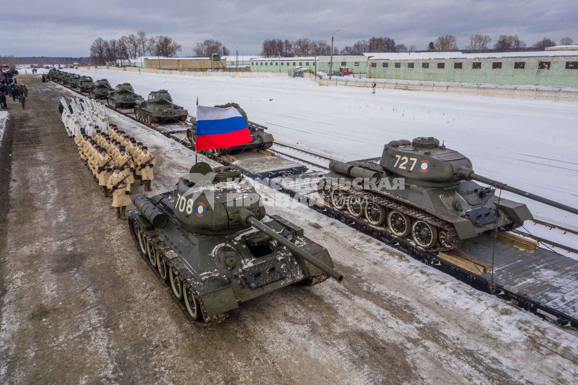 Московская область, Наро-Фоминск. Торжественная встреча эшелона с танками Т-34 , переданных Министерством обороны Лаосской Народно-Демократической Республики военному ведомству РФ.