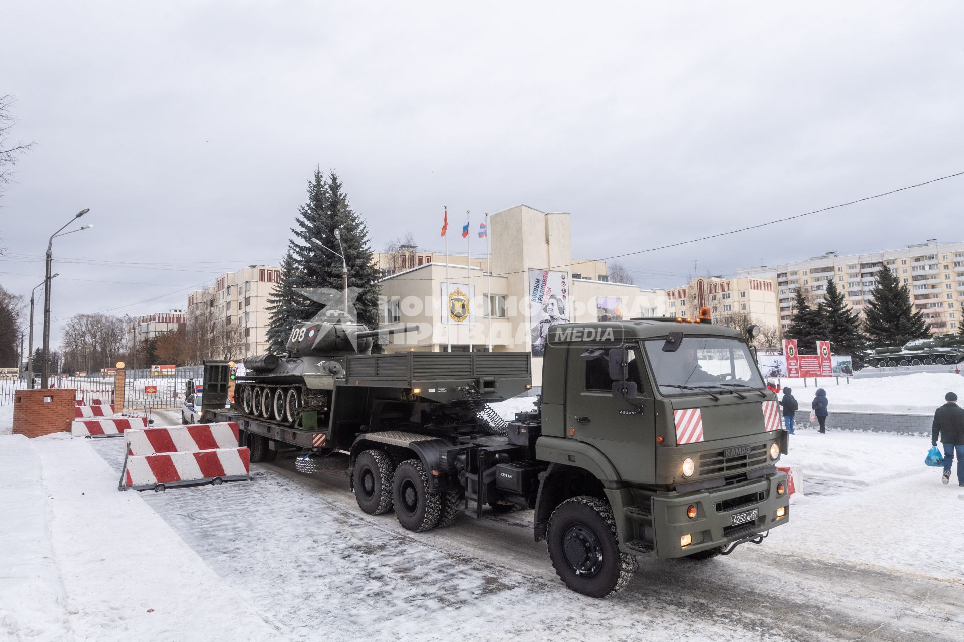 Московская область, Наро-Фоминск. Подготовка к торжественной встрече эшелона с танками Т-34 , переданных Министерством обороны Лаосской Народно-Демократической Республики военному ведомству РФ.