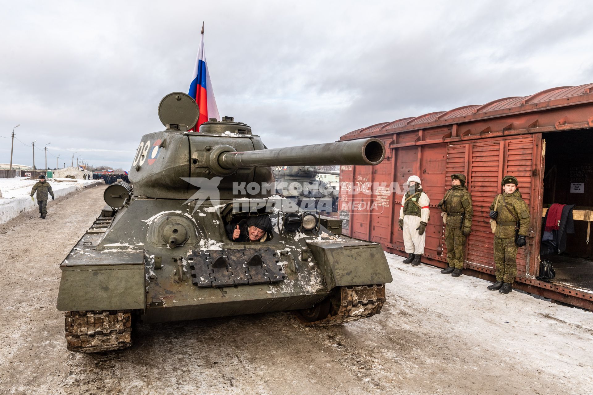 Московская область, Наро-Фоминск.  Военный обозреватель `Комсомольской правды` Виктор Баранец  в одном из танков Т-34 , переданных Министерством обороны Лаосской Народно-Демократической Республики военному ведомству РФ.