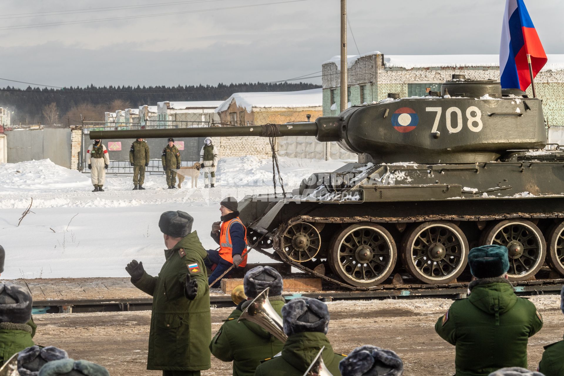 Московская область, Наро-Фоминск. Торжественная встреча эшелона с танками Т-34 , переданных Министерством обороны Лаосской Народно-Демократической Республики военному ведомству РФ.