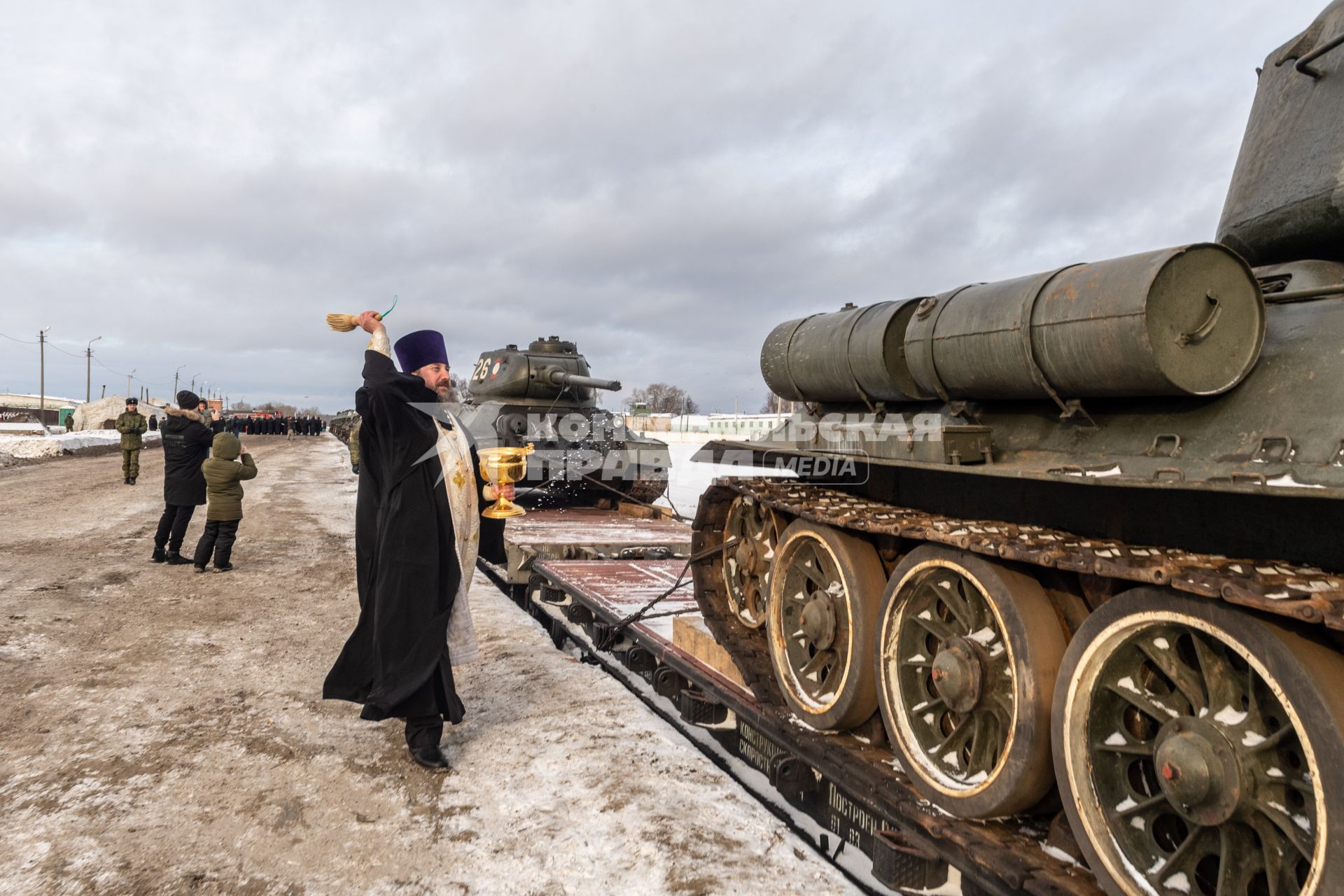 Московская область, Наро-Фоминск. Окропление святой водой  эшелона с танками Т-34 , переданных Министерством обороны Лаосской Народно-Демократической Республики военному ведомству РФ.