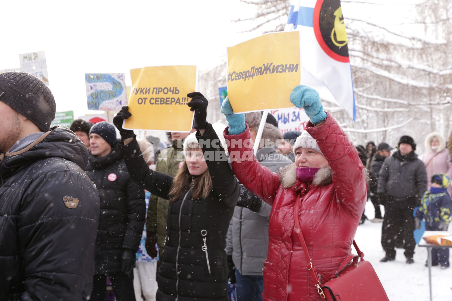 Сыктывкар.  Участники митинга `Россия не помойка`.