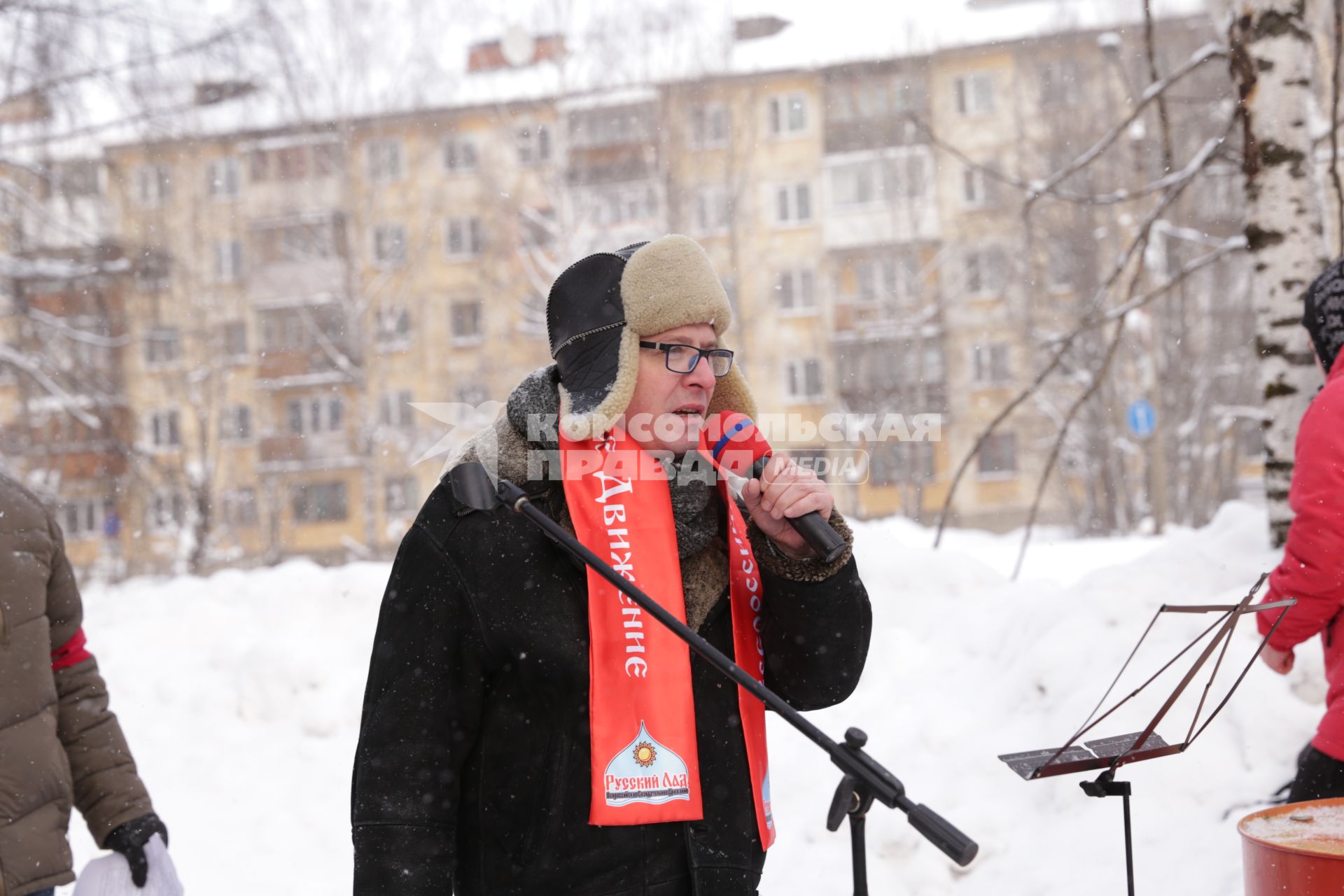 Сыктывкар.  Участники митинга `Россия не помойка`.