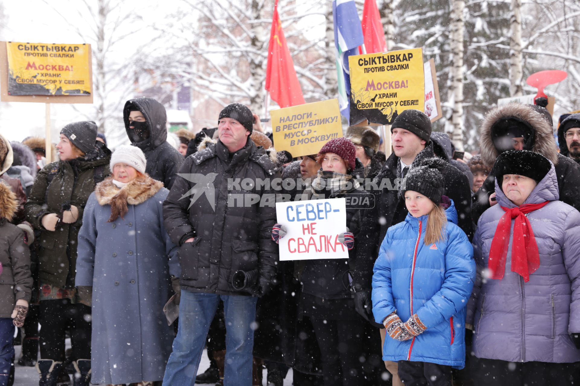 Сыктывкар.  Участники митинга `Россия не помойка`.